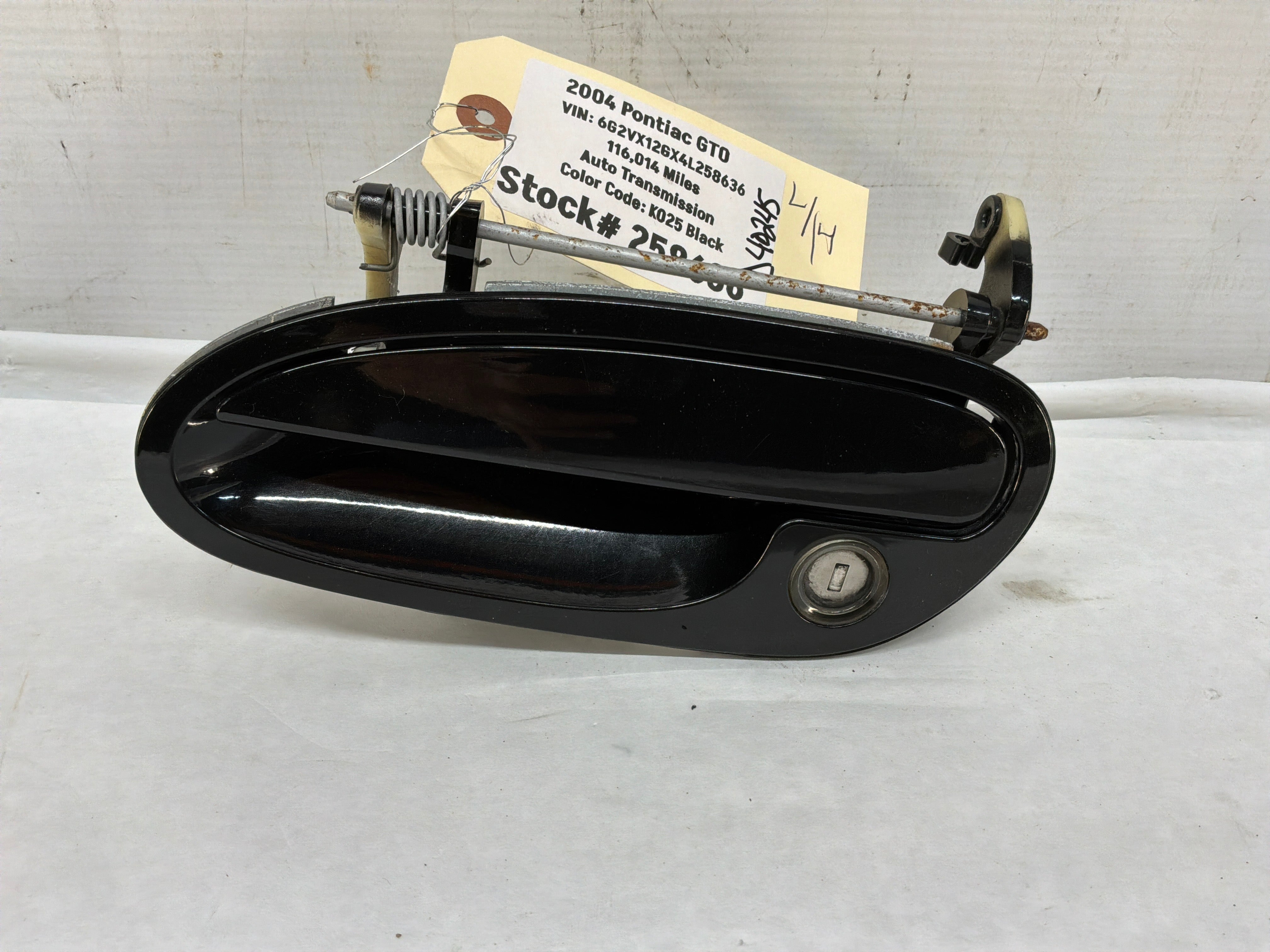 黒田坊　0625 2004 Pontiac GTO LH Driver Exterior Door Handle Black OEM