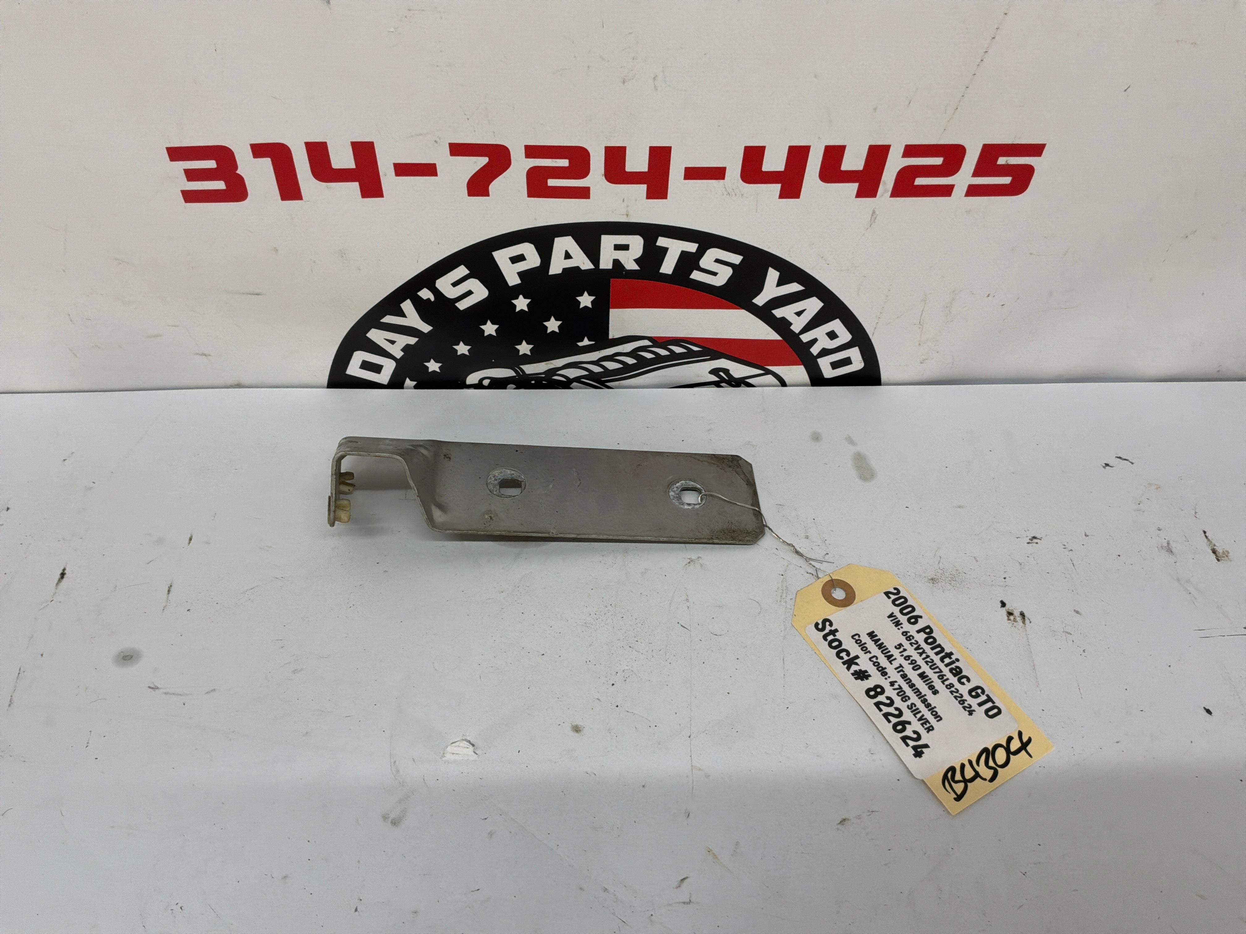 2006 Pontiac GTO LH Driver Fender Side Skirt Rocker Molding Support Br