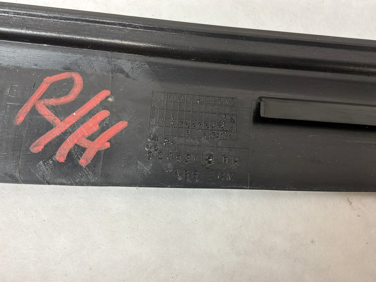 2004 Pontiac GTO RH Passenger Exterior B Pillar Window Trim Applique Cover OEM