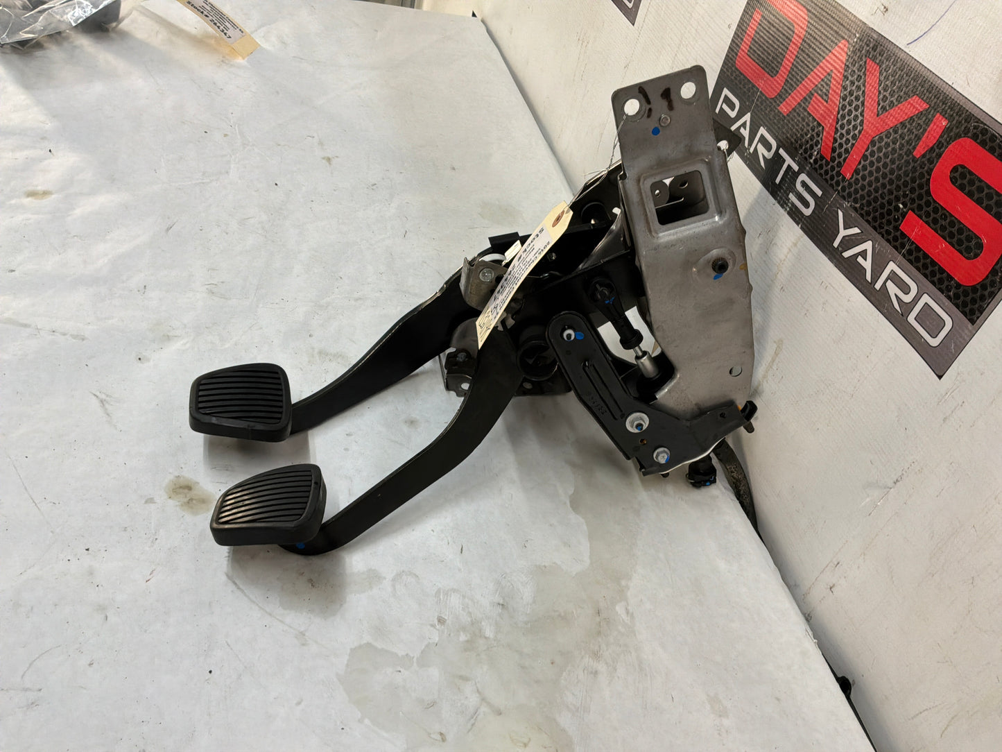 Clutch pedal - Day's Parts Yard