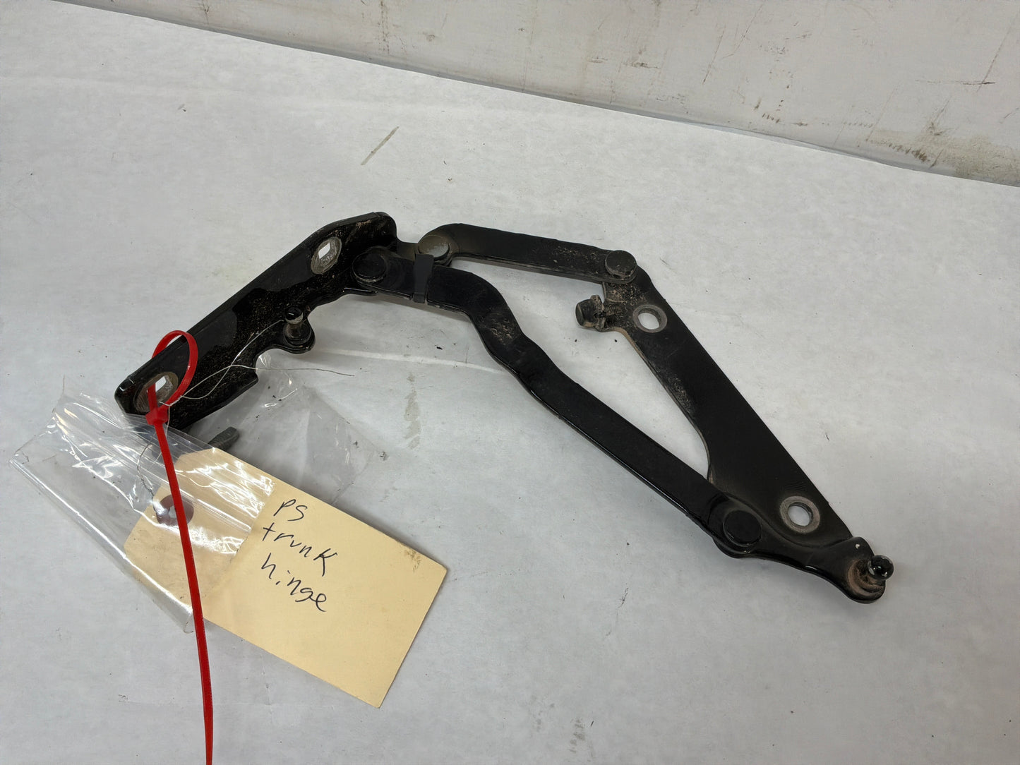 Trunk hinges - Day's Parts Yard
