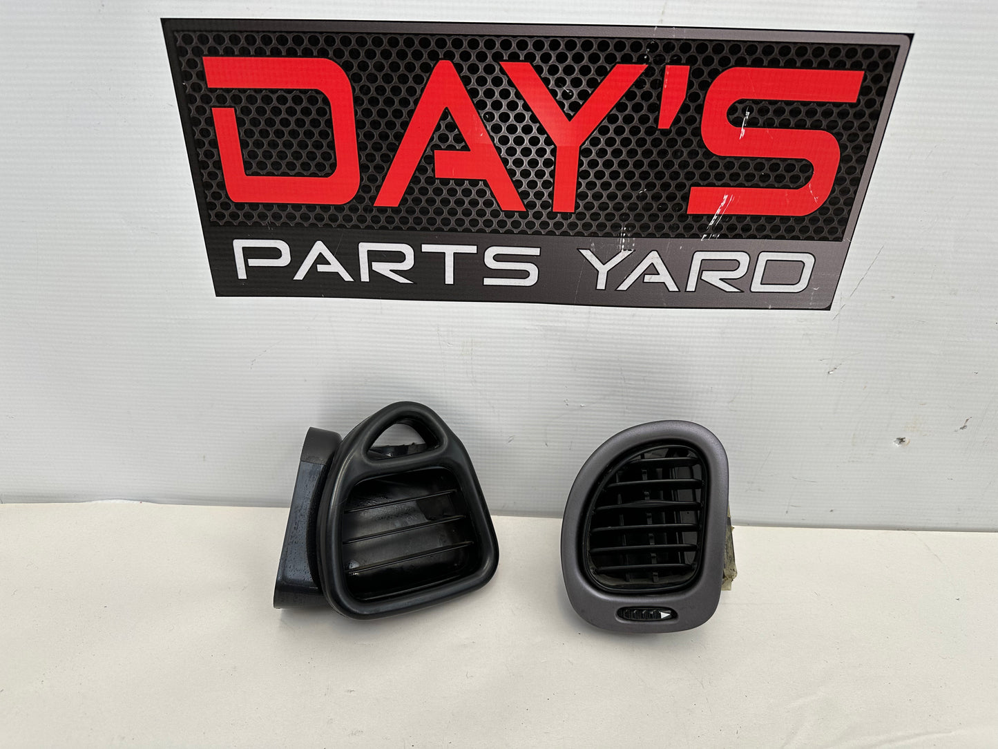 2004 Pontiac GTO LH Driver Door Air Vents OEM - Day's Parts Yard