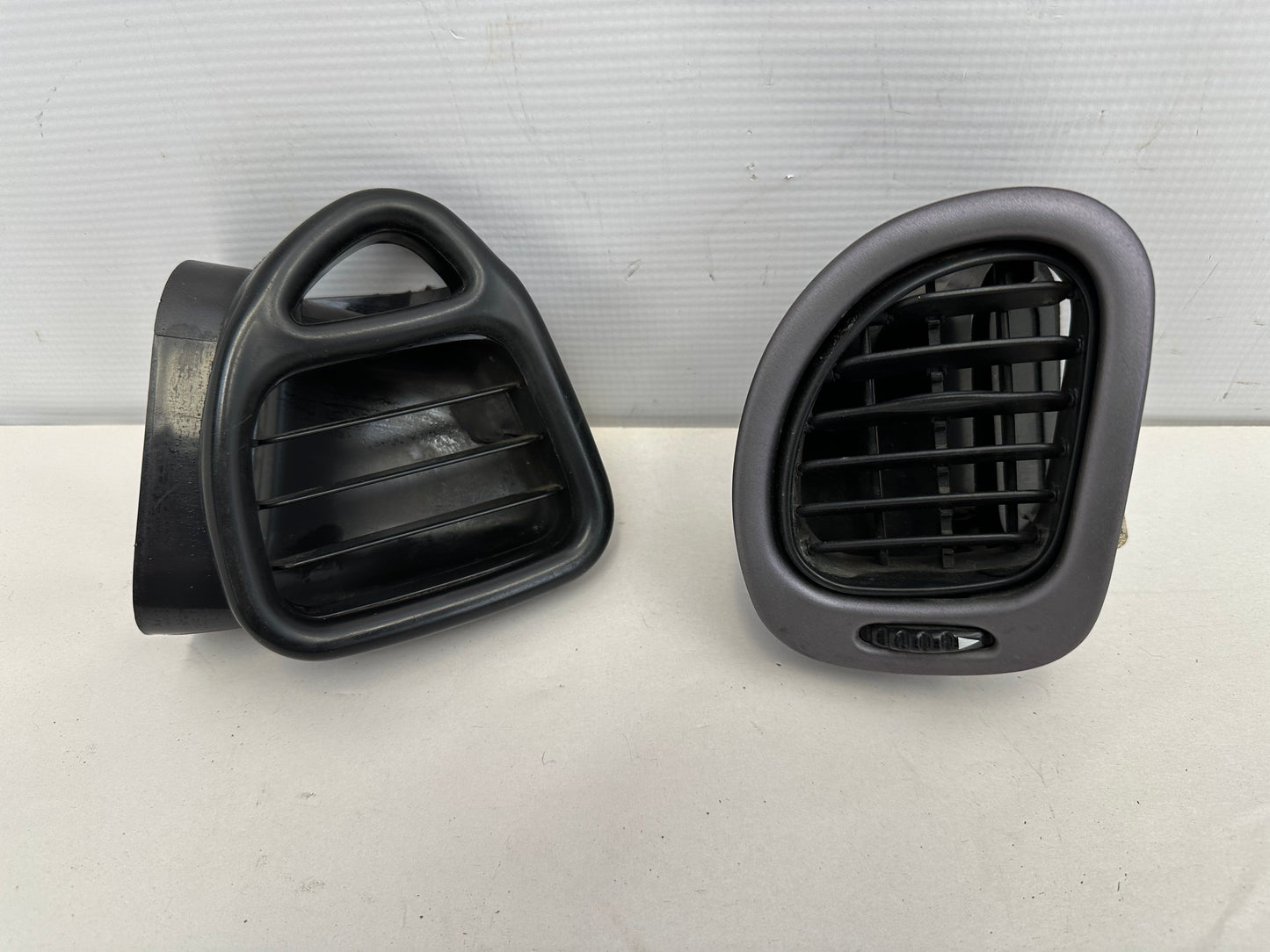 2004 Pontiac GTO LH Driver Door Air Vents OEM - Day's Parts Yard