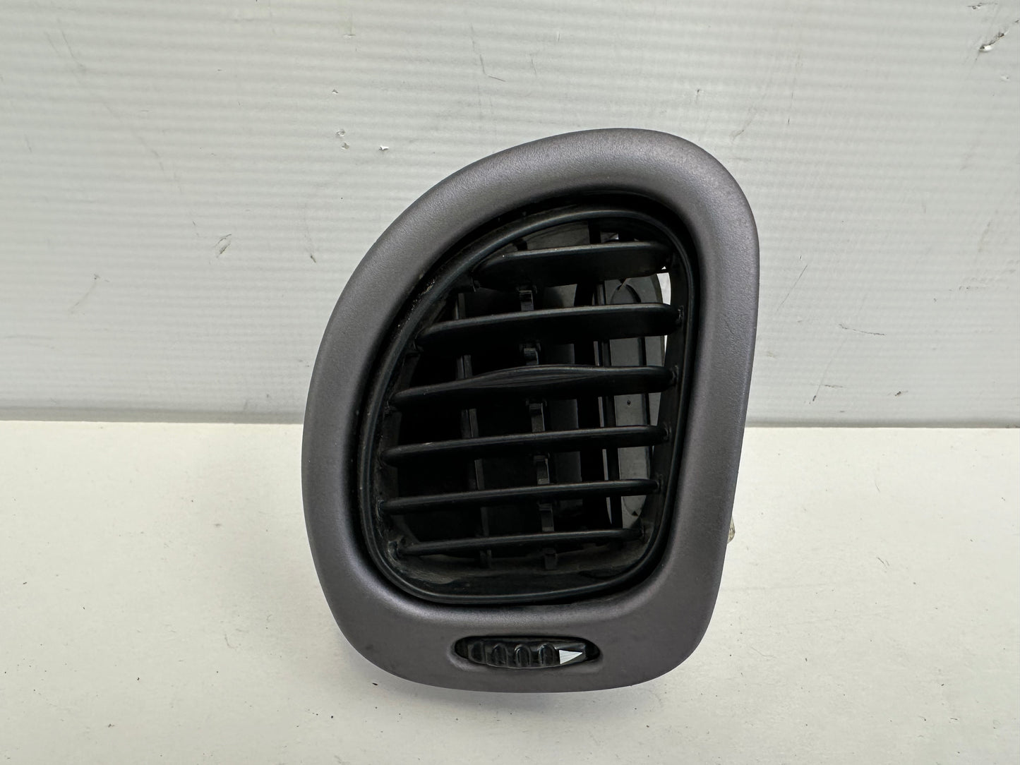 2004 Pontiac GTO LH Driver Door Air Vents OEM - Day's Parts Yard