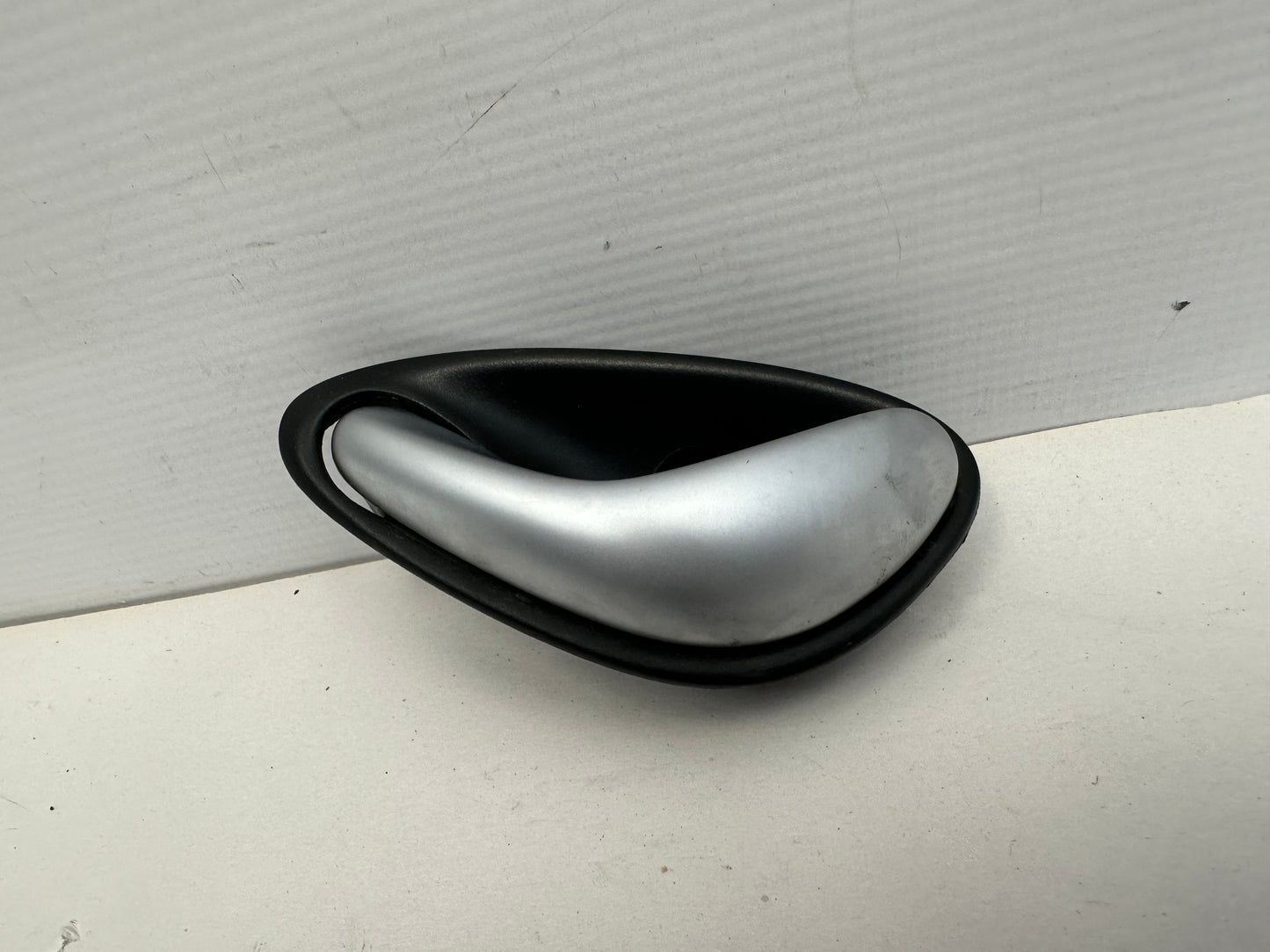 2004 Pontiac GTO LH Driver Interior Door Handle OEM - Day's Parts Yard
