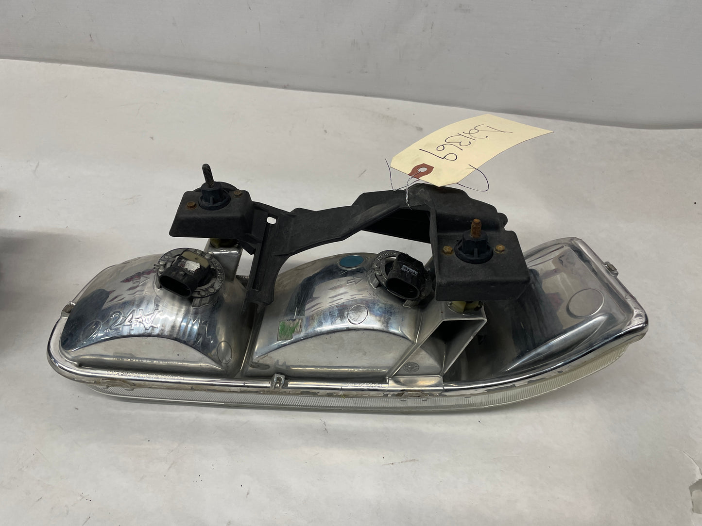 2003 Chevy Suburban RH Passenger Upper Headlight Head Light Lamp OEM - Day's Parts Yard