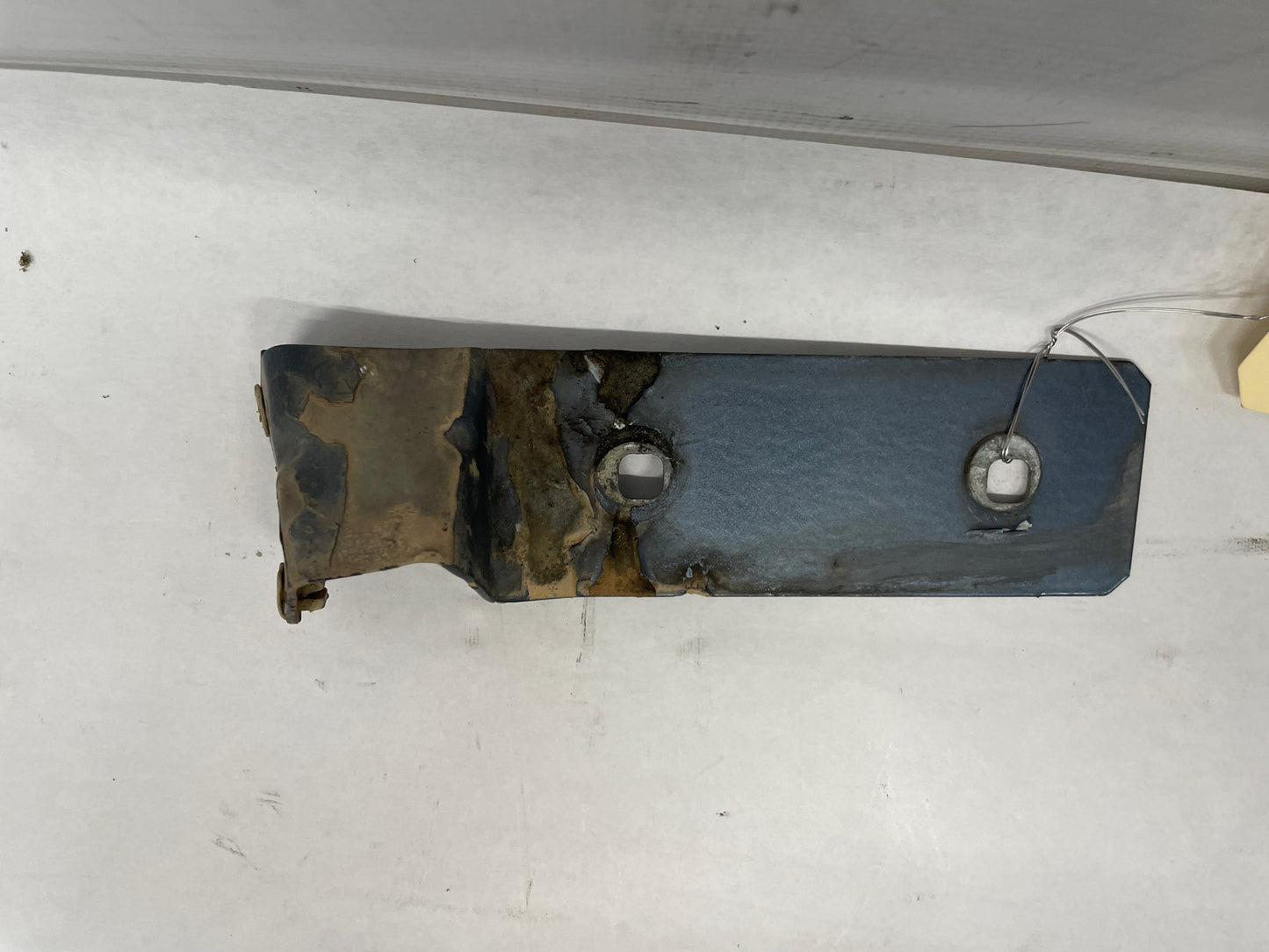 2006 Pontiac GTO LH Driver Fender Side Skirt Rocker Molding Support Bracket OEM - Day's Parts Yard