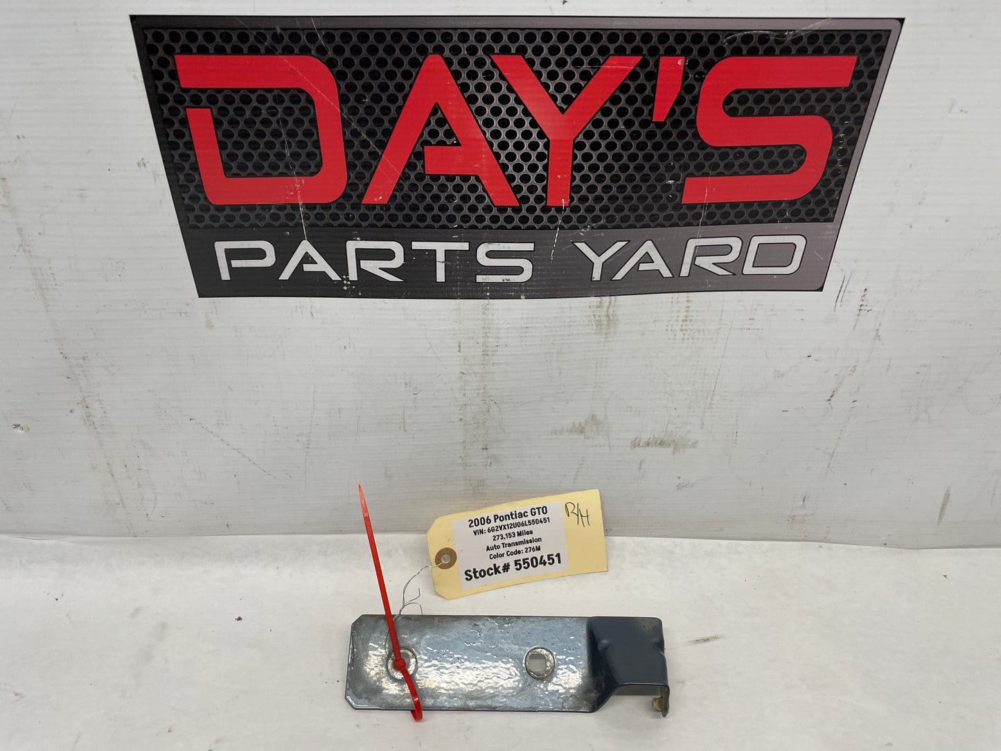 2006 Pontiac GTO RH Passenger Fender Side Skirt Rocker Molding Support Bracket OEM - Day's Parts Yard