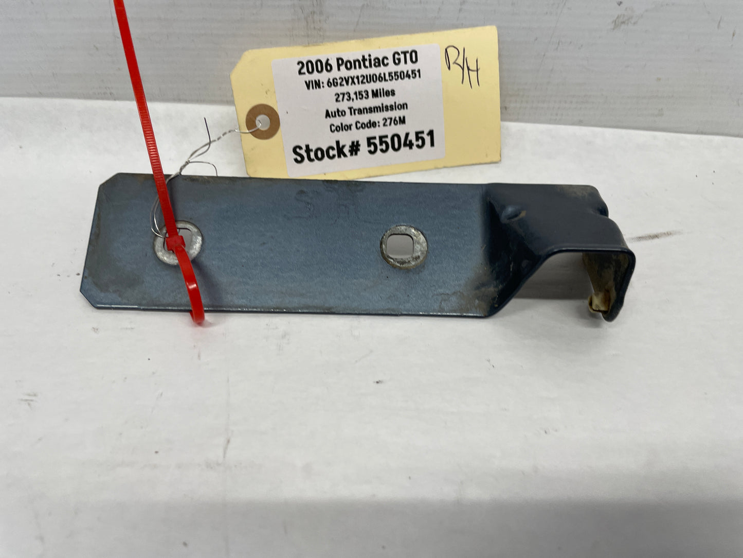 2006 Pontiac GTO RH Passenger Fender Side Skirt Rocker Molding Support Bracket OEM - Day's Parts Yard