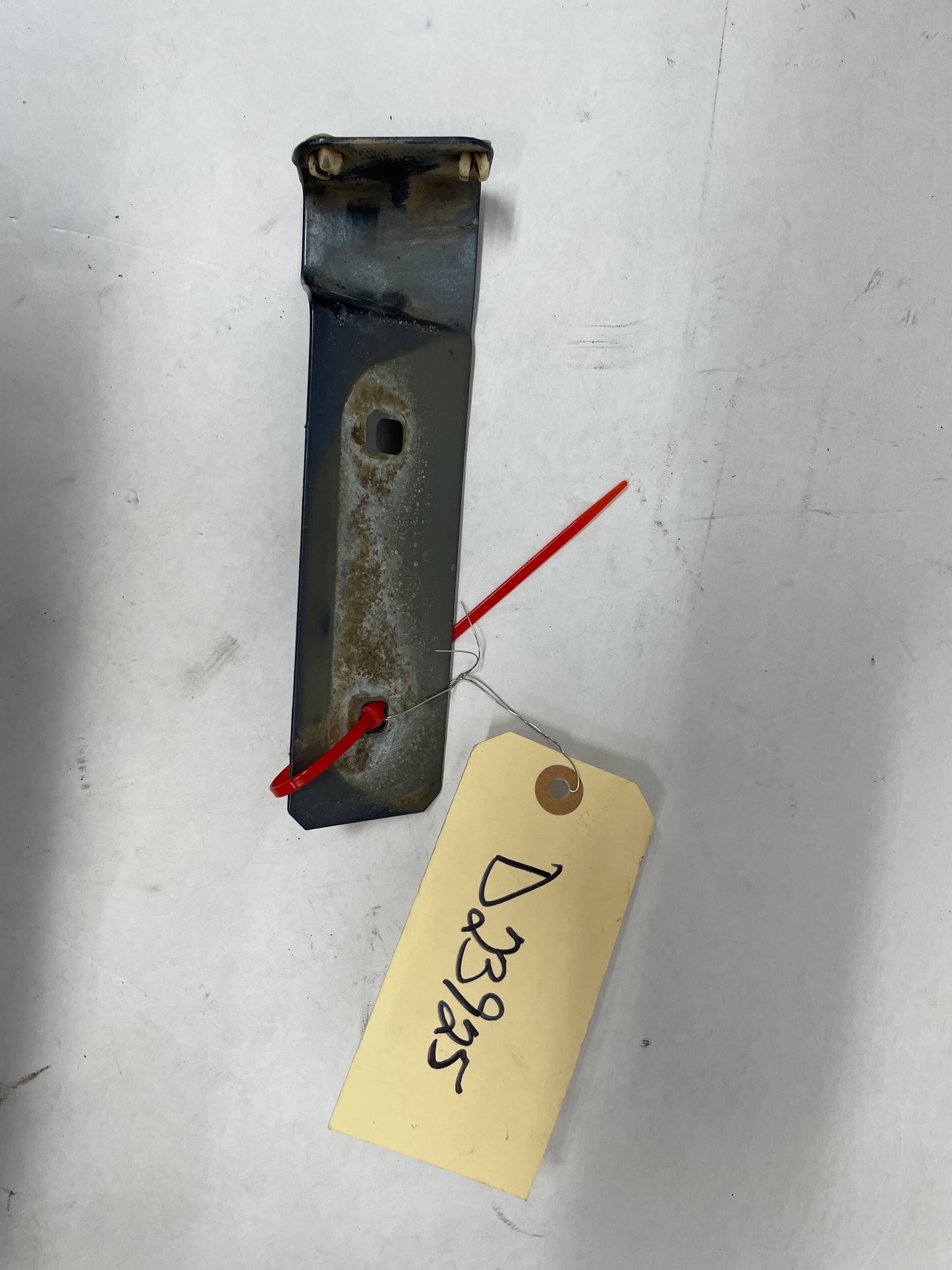 2006 Pontiac GTO RH Passenger Fender Side Skirt Rocker Molding Support Bracket OEM - Day's Parts Yard