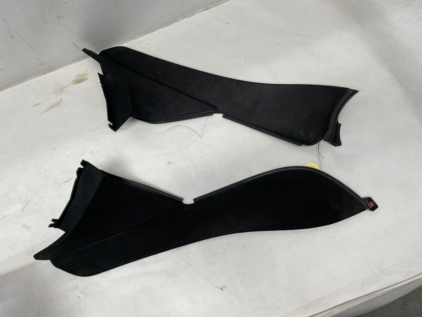 2006 Pontiac GTO Center Console Arm Rest Assembly OEM - Day's Parts Yard