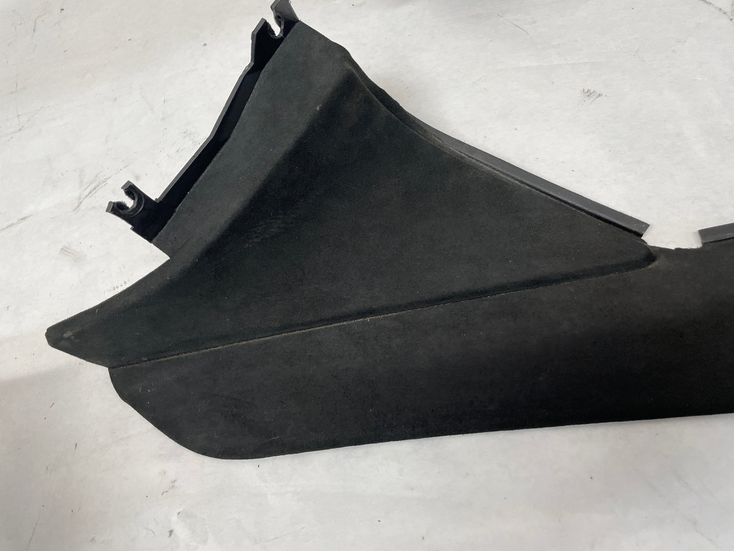 2006 Pontiac GTO Center Console Arm Rest Assembly OEM - Day's Parts Yard