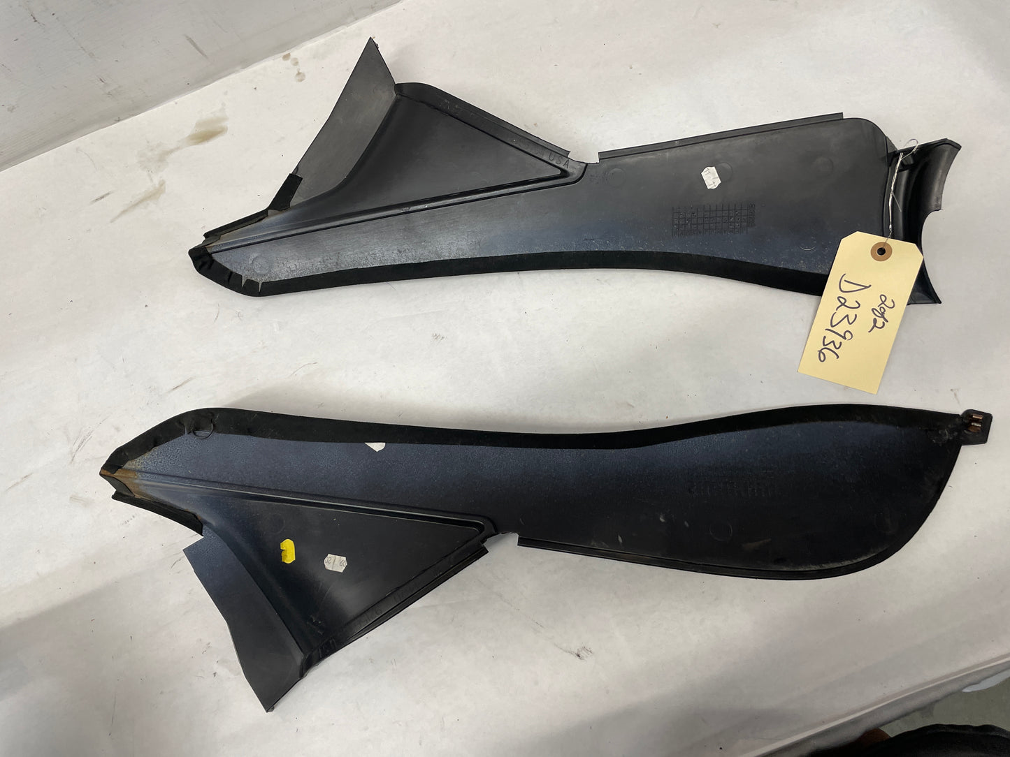 2006 Pontiac GTO Center Console Arm Rest Assembly OEM - Day's Parts Yard