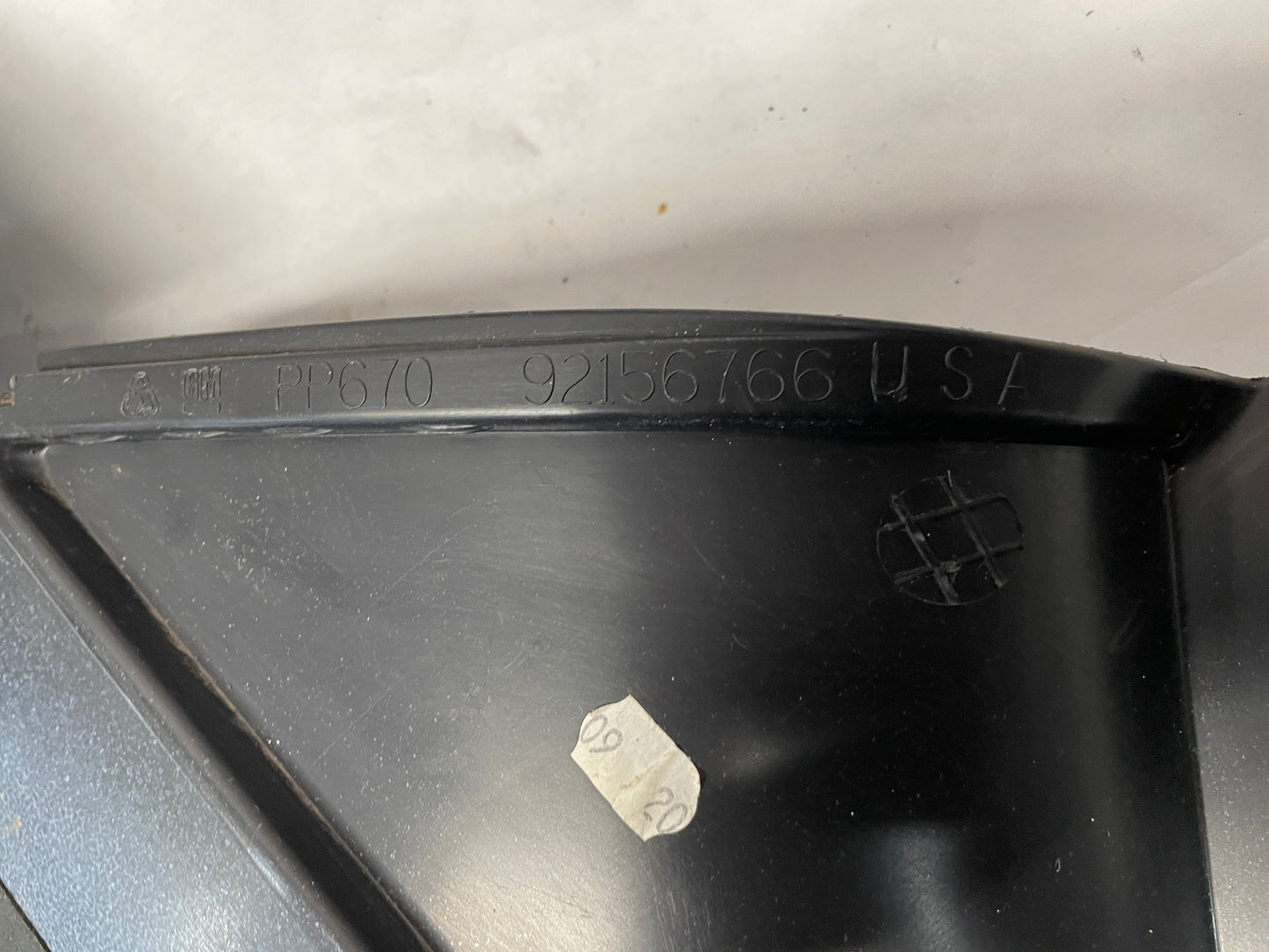 2006 Pontiac GTO Center Console Arm Rest Assembly OEM - Day's Parts Yard