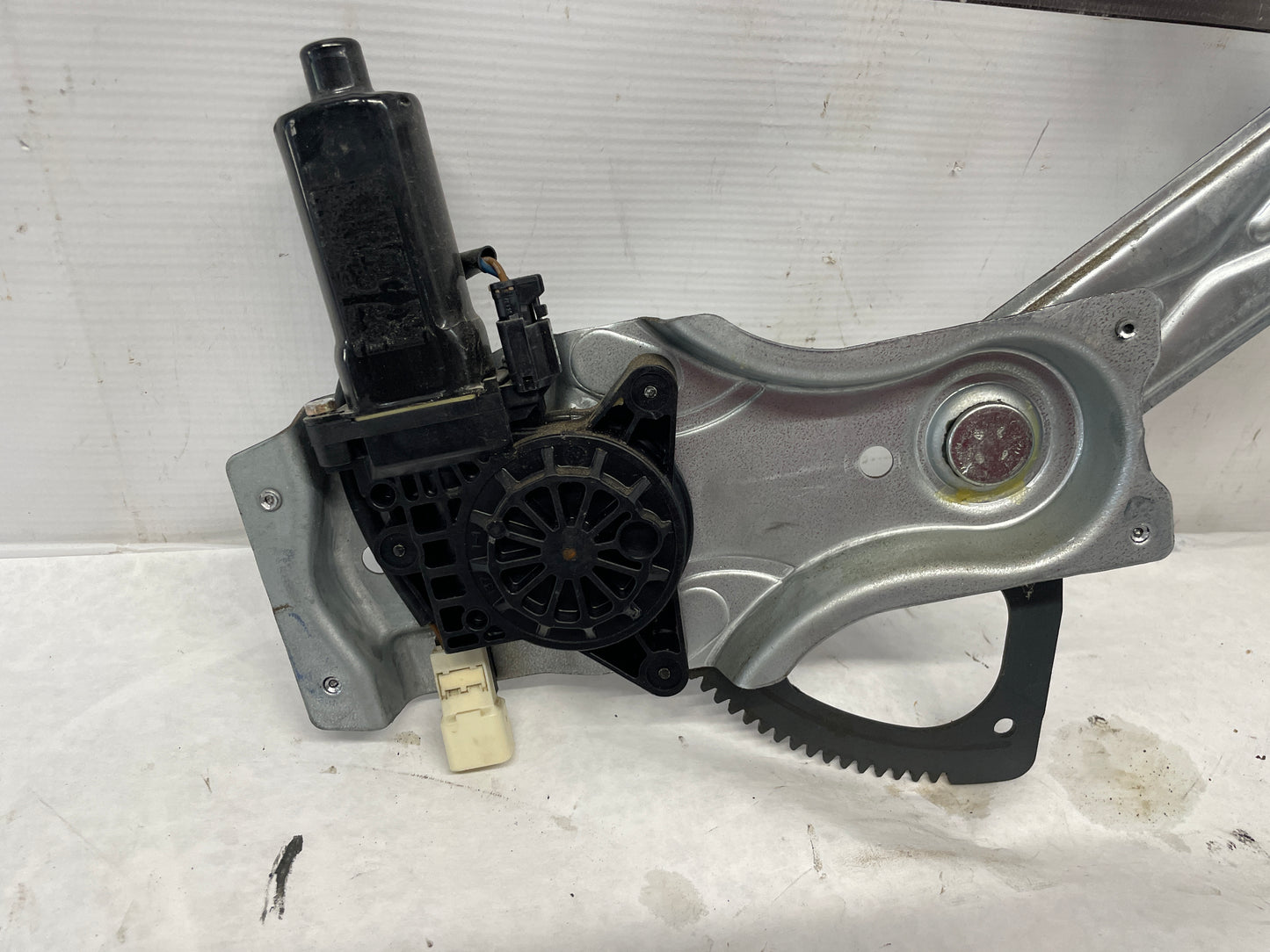 2005 Pontiac GTO RH Passenger Front Window Regulator Motor OEM - Day's Parts Yard