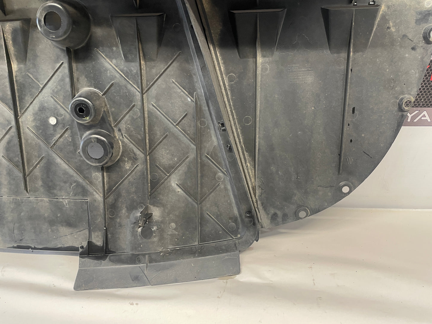 2004 Pontiac GTO Rear Air Deflector Differential Center Lower Body Cover OEM - Day's Parts Yard