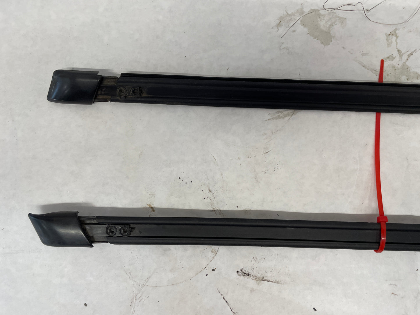 2005 Pontiac GTO RH & LH Rear Window Glass Trim Retainer Moldings OEM - Day's Parts Yard