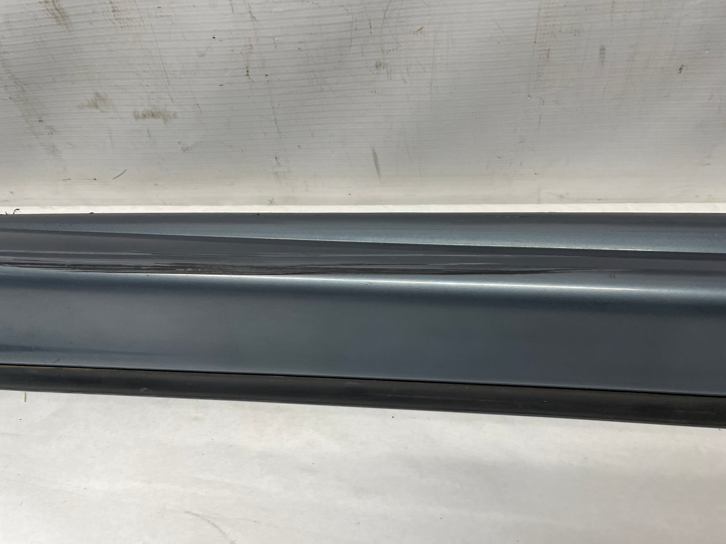 2006 Pontiac GTO RH Passenger Rocker Molding Side Skirt Panel OEM - Day's Parts Yard
