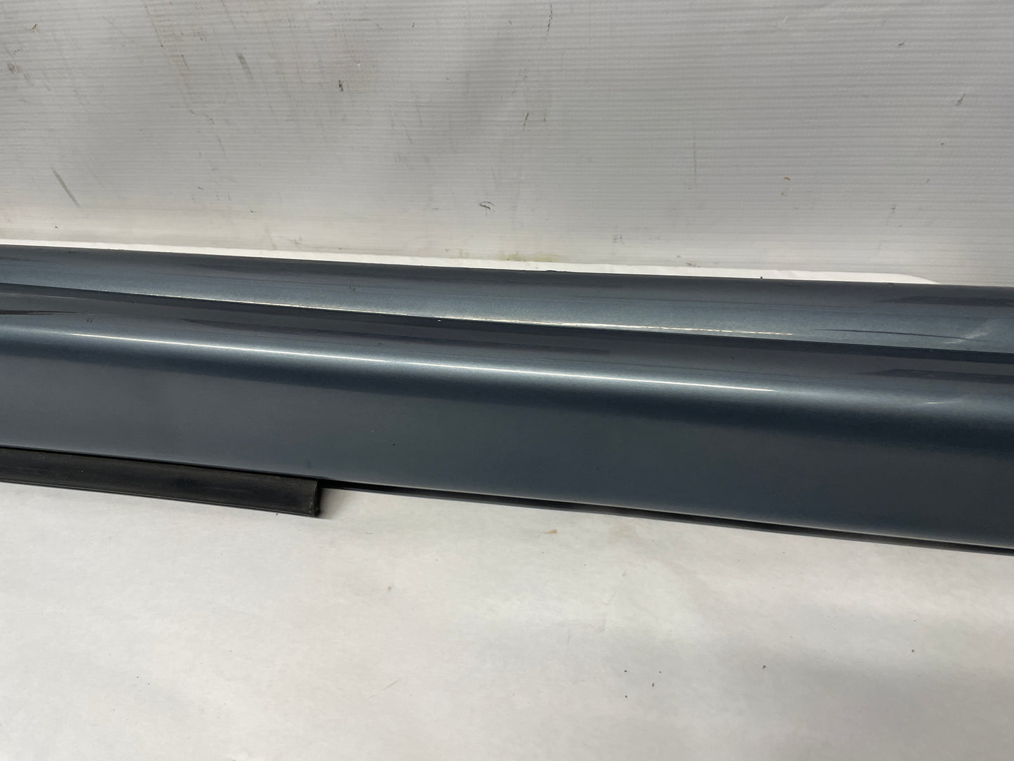2006 Pontiac GTO RH Passenger Rocker Molding Side Skirt Panel OEM - Day's Parts Yard