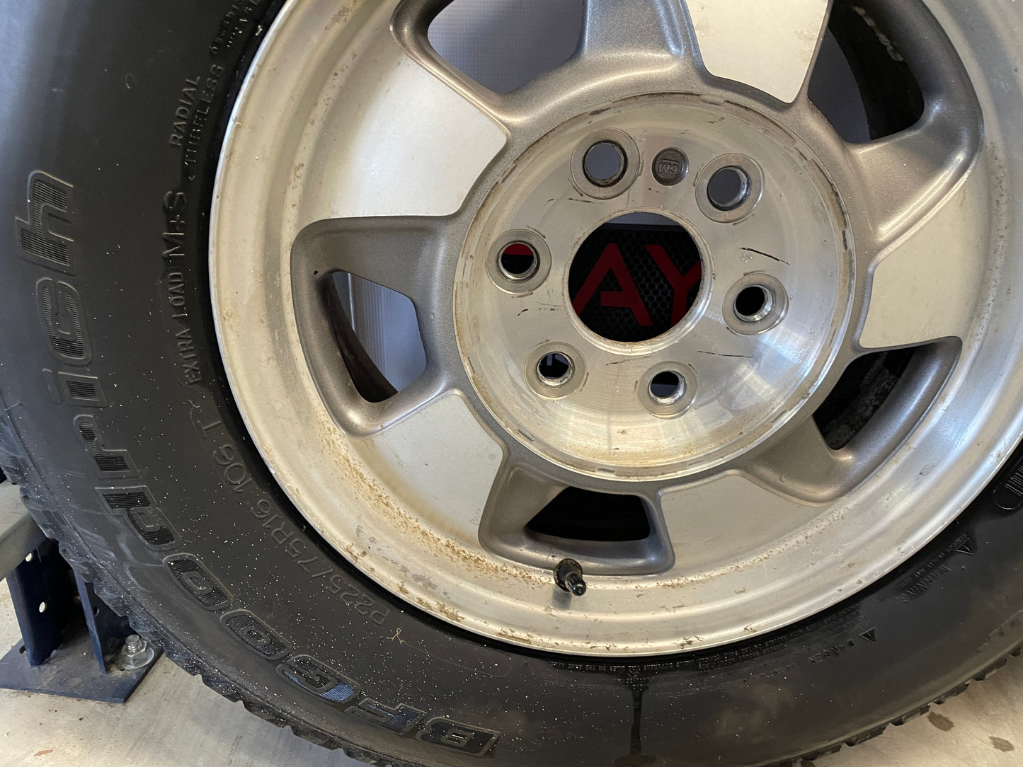 2003 Chevy Suburban Wheels & Tires 16X7 Factory OEM - Day's Parts Yard
