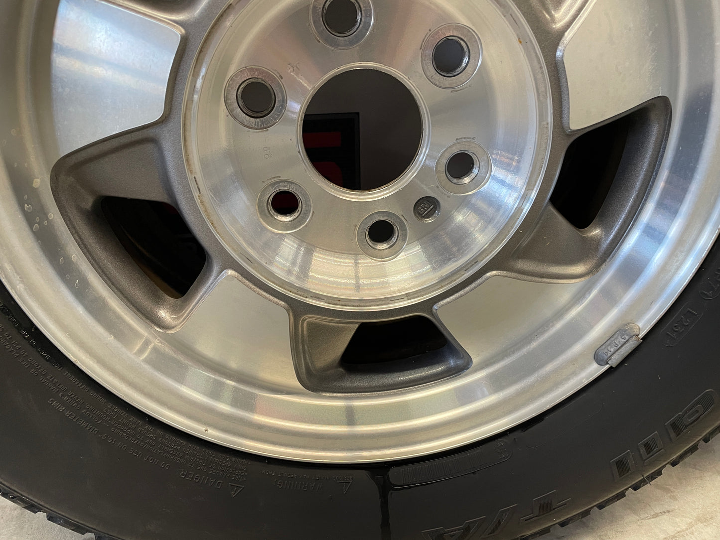 2003 Chevy Suburban Wheels & Tires 16X7 Factory OEM - Day's Parts Yard