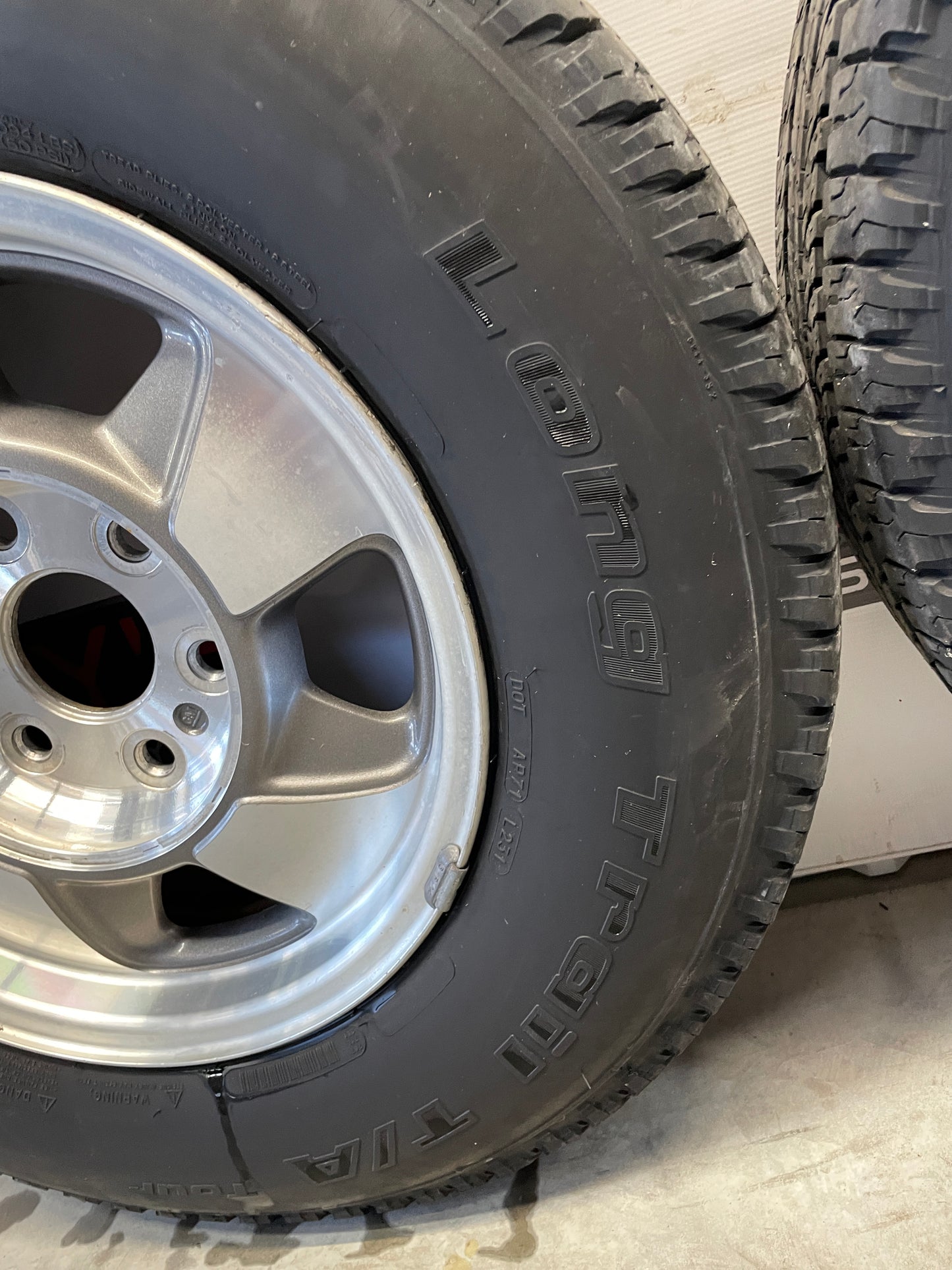 2003 Chevy Suburban Wheels & Tires 16X7 Factory OEM - Day's Parts Yard
