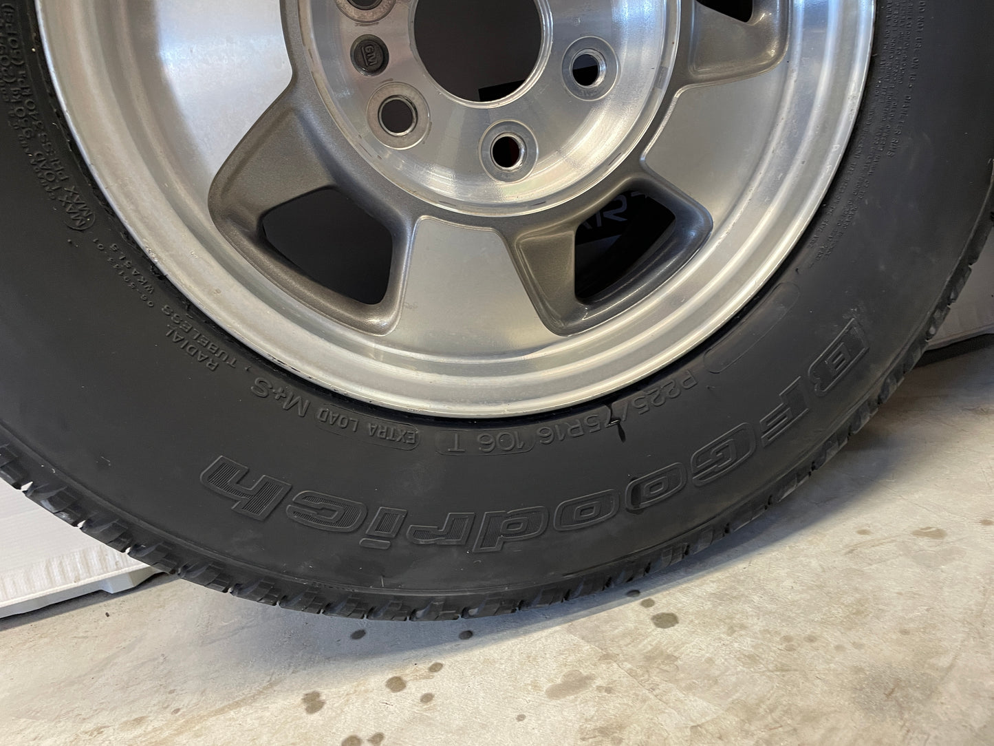 2003 Chevy Suburban Wheels & Tires 16X7 Factory OEM - Day's Parts Yard