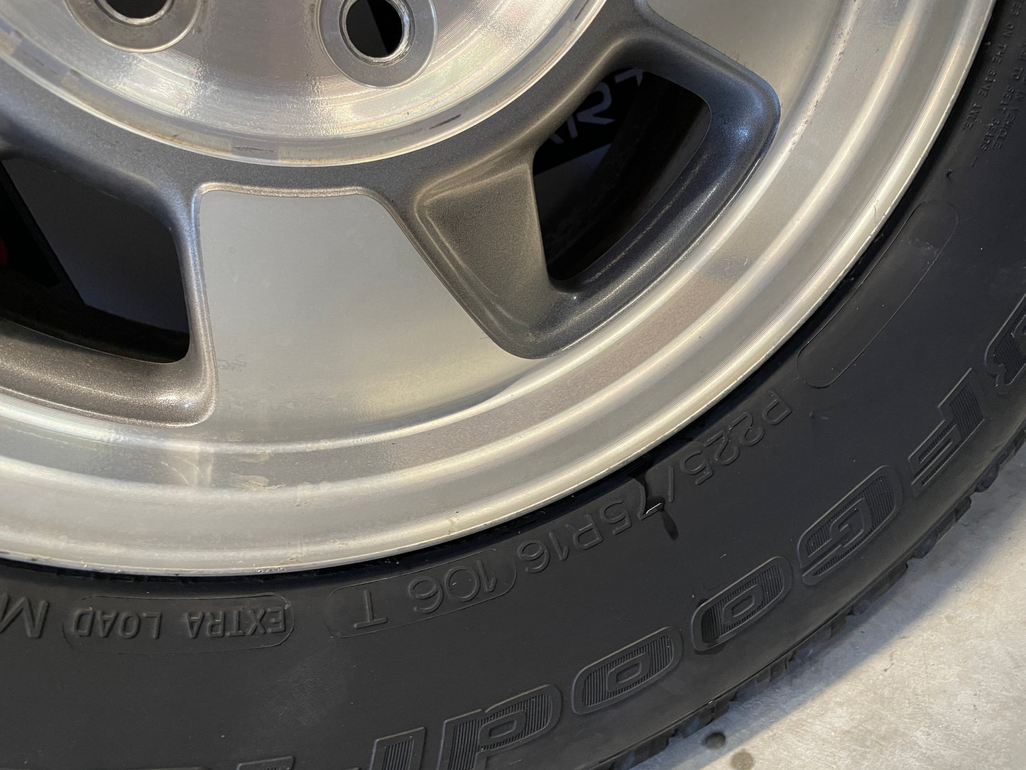 2003 Chevy Suburban Wheels & Tires 16X7 Factory OEM - Day's Parts Yard