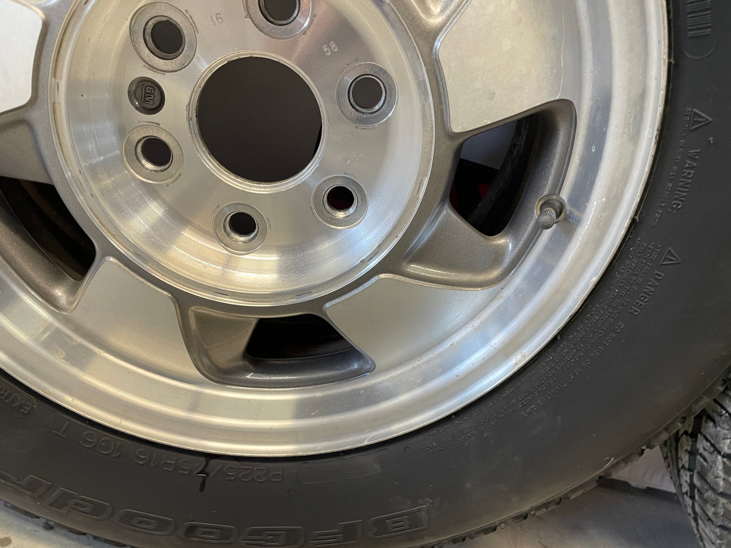 2003 Chevy Suburban Wheels & Tires 16X7 Factory OEM - Day's Parts Yard