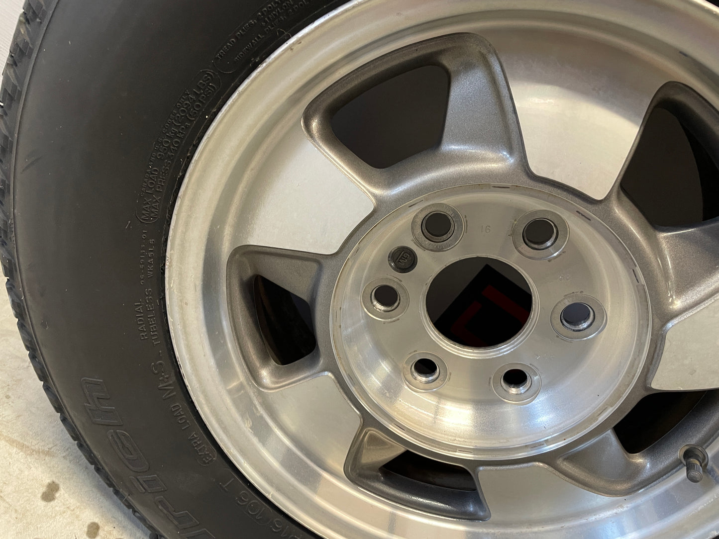 2003 Chevy Suburban Wheels & Tires 16X7 Factory OEM - Day's Parts Yard