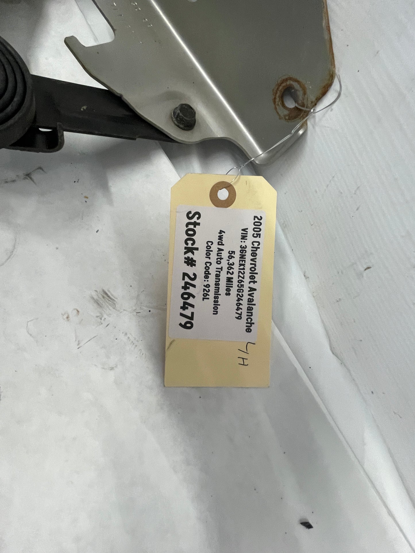 2005 Chevy Avalanche LH Driver Fender OEM - Day's Parts Yard