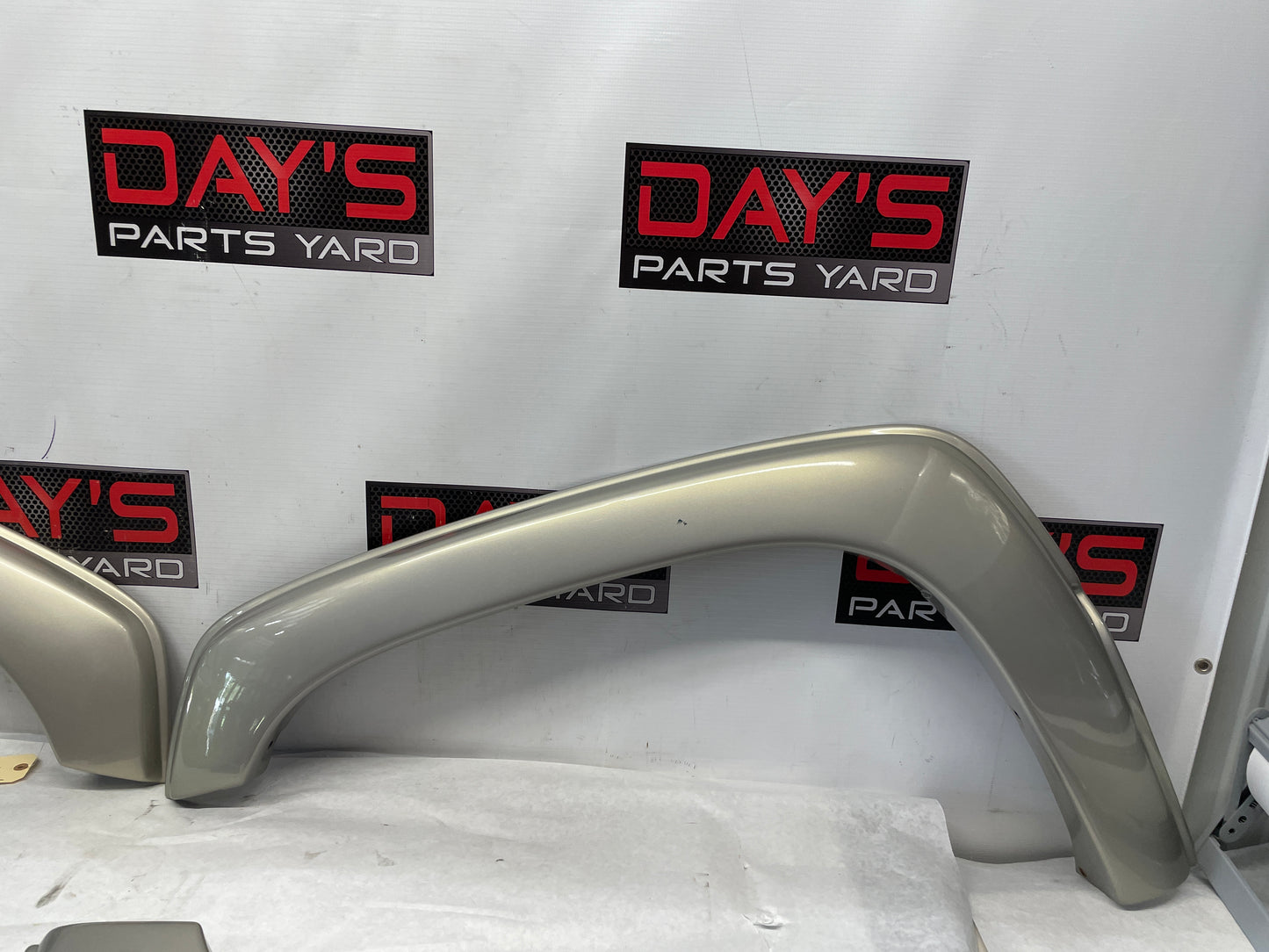 2005 Chevy Avalanche RH & LH Fender Guards OEM - Day's Parts Yard