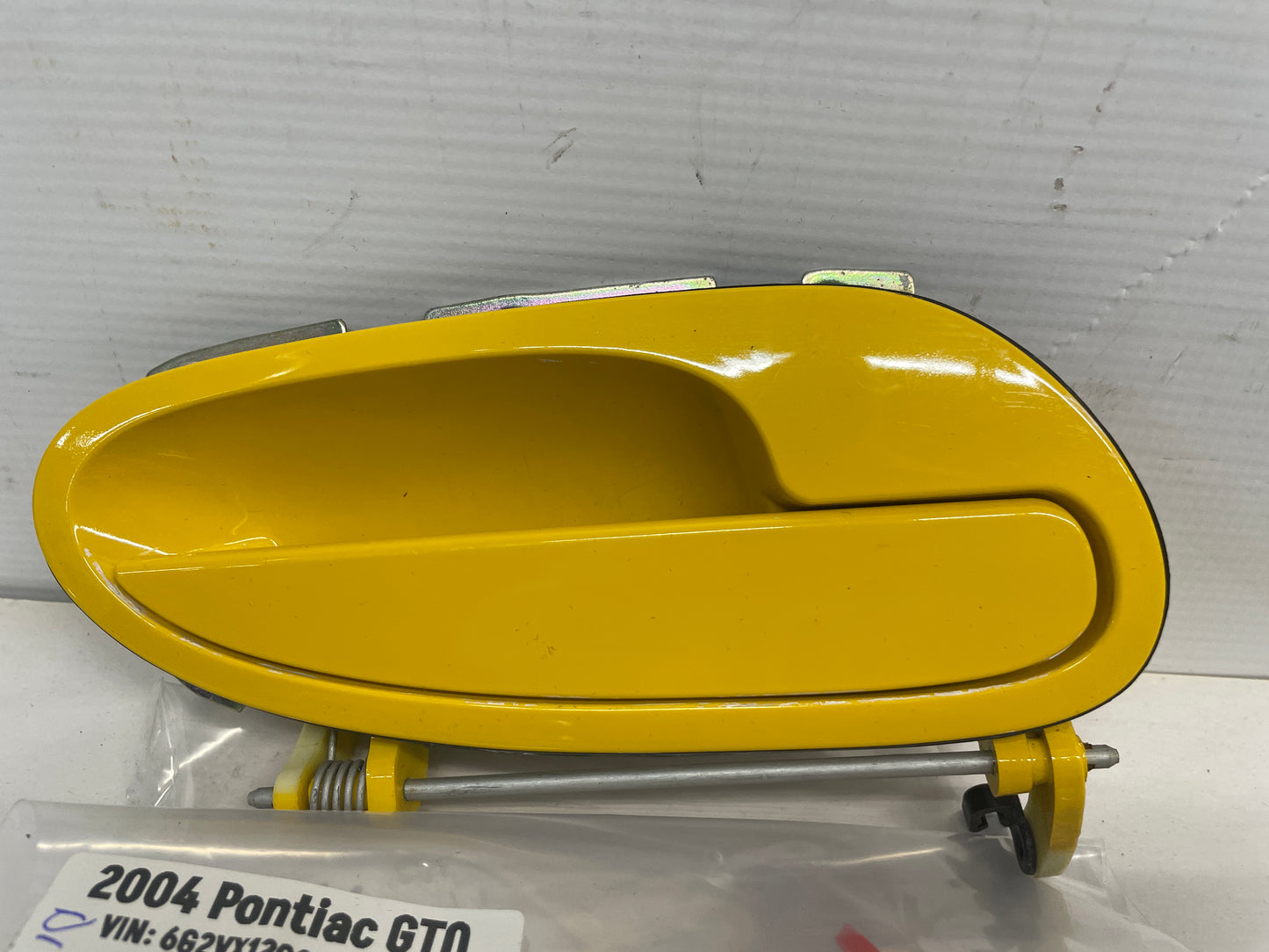 2004 Pontiac GTO RH Passenger Exterior Door Handle OEM - Day's Parts Yard
