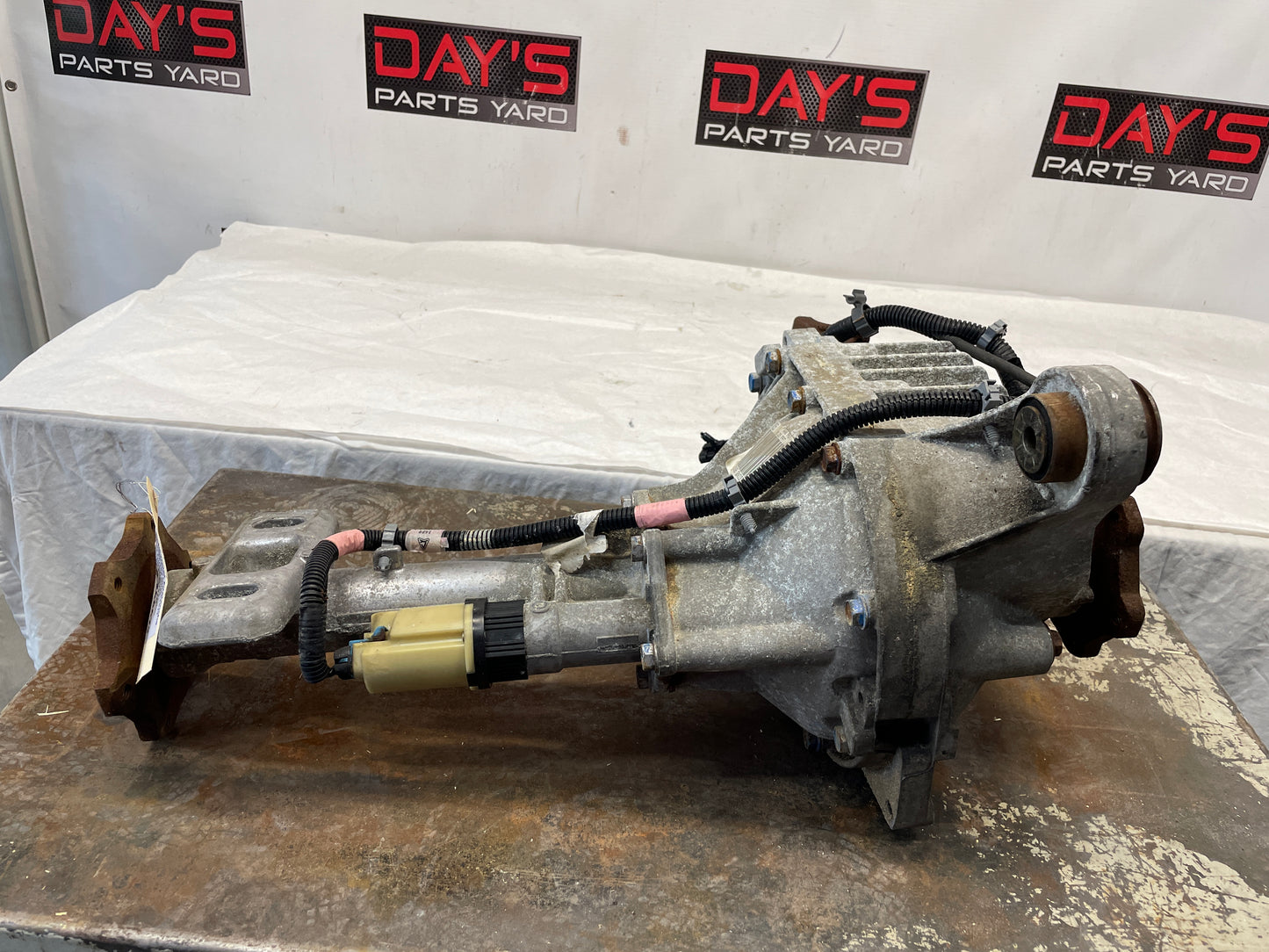 2005 Chevy Avalanche Front Axle Carrier Differential Assembly OEM - Day's Parts Yard