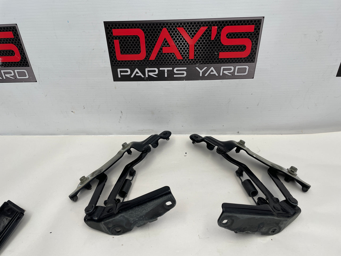 2016 Chevy SS Sedan RH & LH Trunk Hinges OEM - Day's Parts Yard