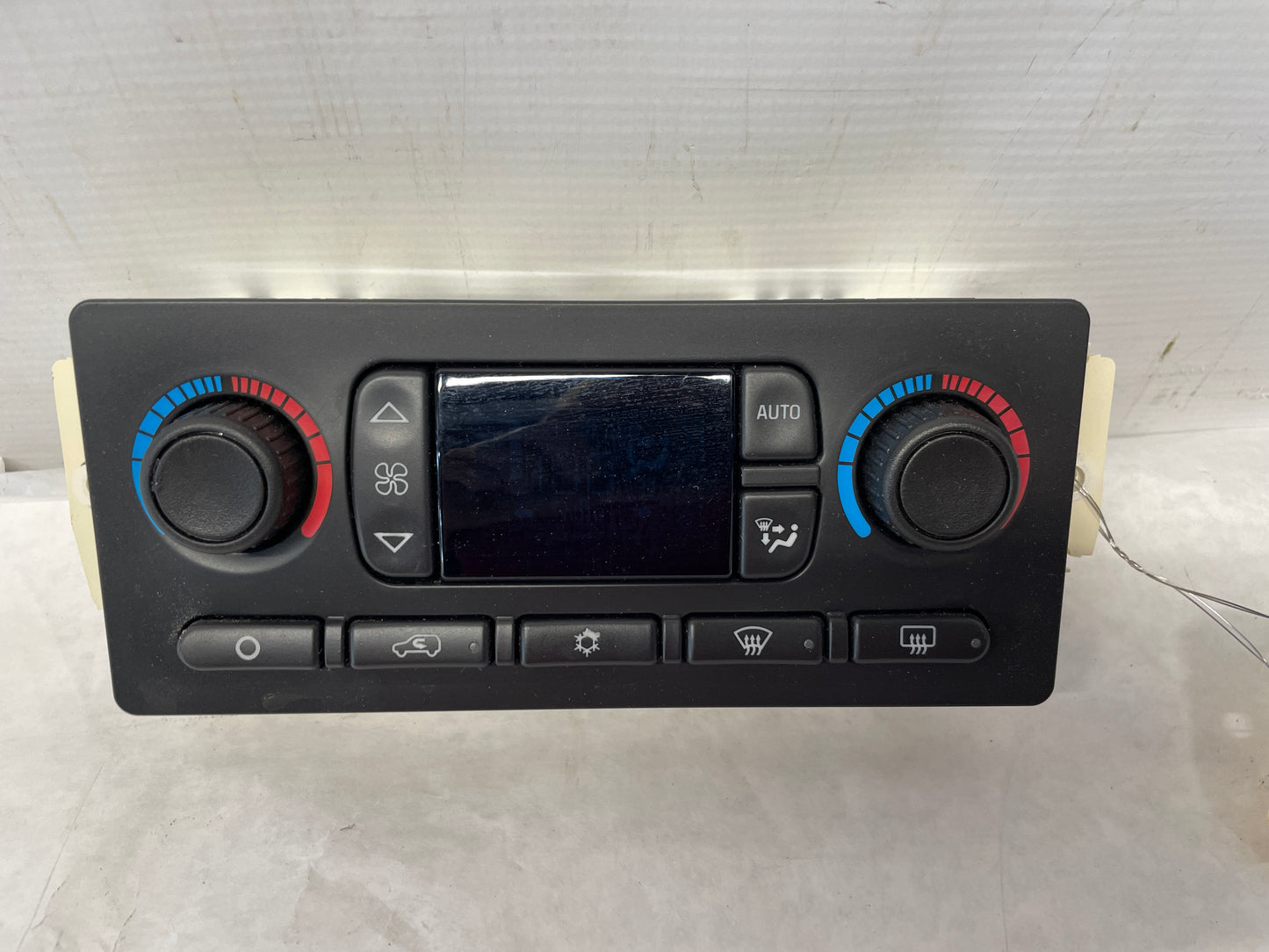 2005 Chevy Avalanche HVAC Climate Control Dash Unit OEM - Day's Parts Yard