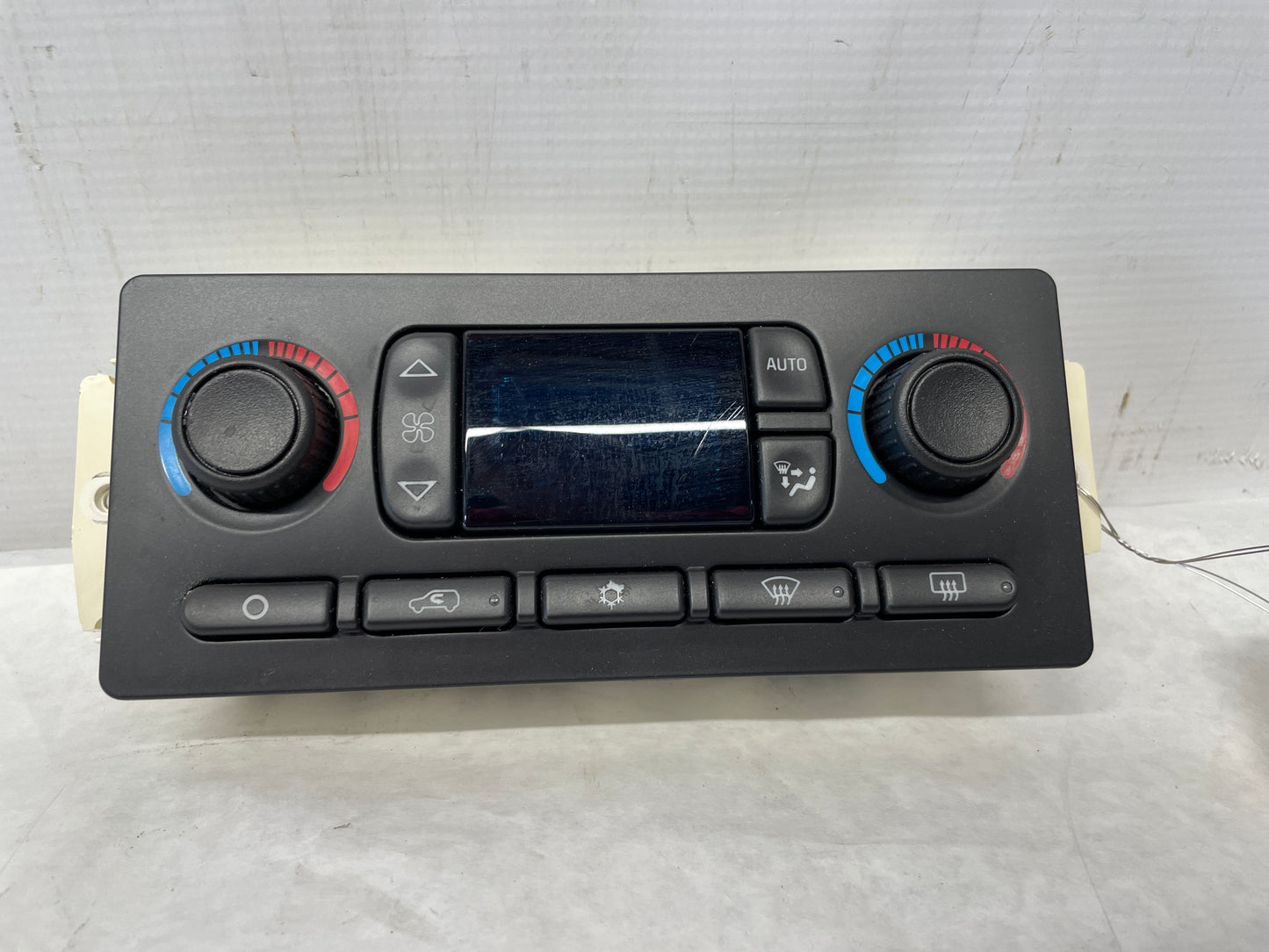 2005 Chevy Avalanche HVAC Climate Control Dash Unit OEM - Day's Parts Yard