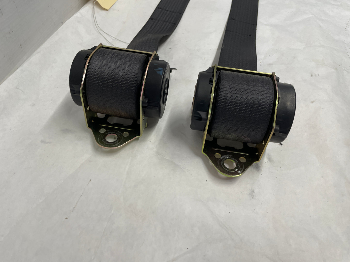 2005 Pontiac GTO RH & LH Rear Seat Belt Seatbelt Retractors OEM - Day's Parts Yard