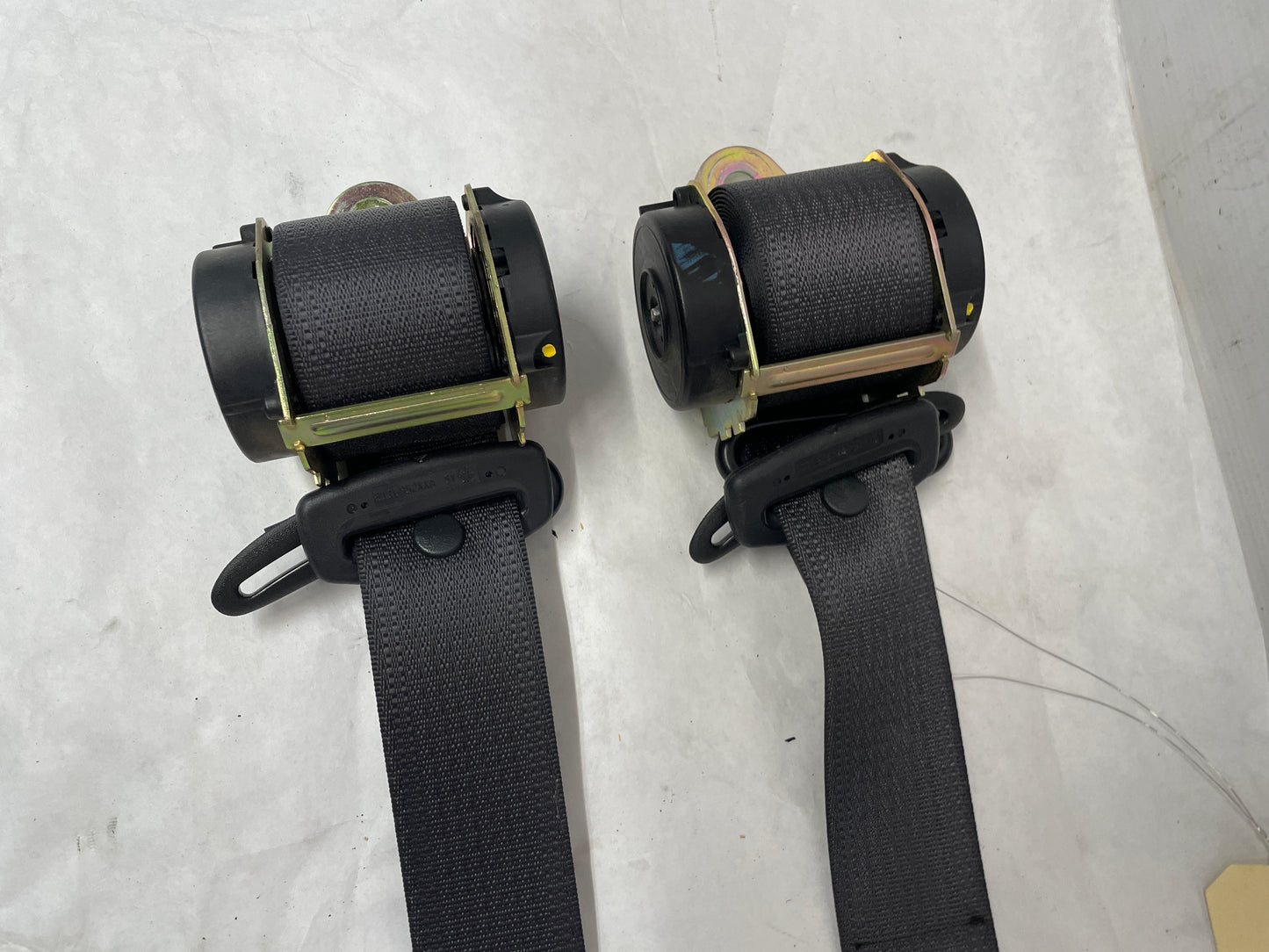 2005 Pontiac GTO RH & LH Rear Seat Belt Seatbelt Retractors OEM - Day's Parts Yard