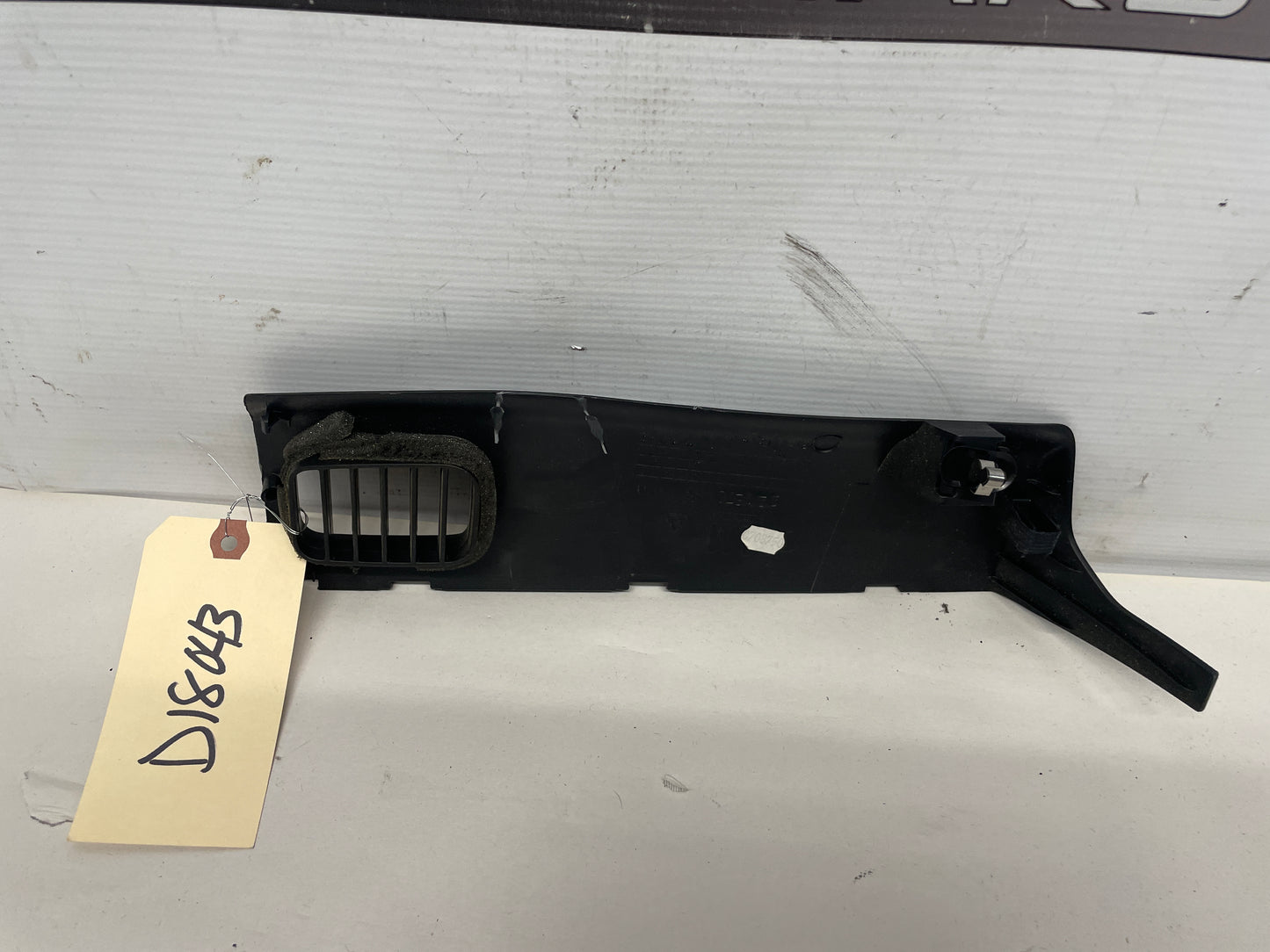 2009 Pontiac G8 Dash LH Driver Dash End Cap Vent Trim OEM - Day's Parts Yard