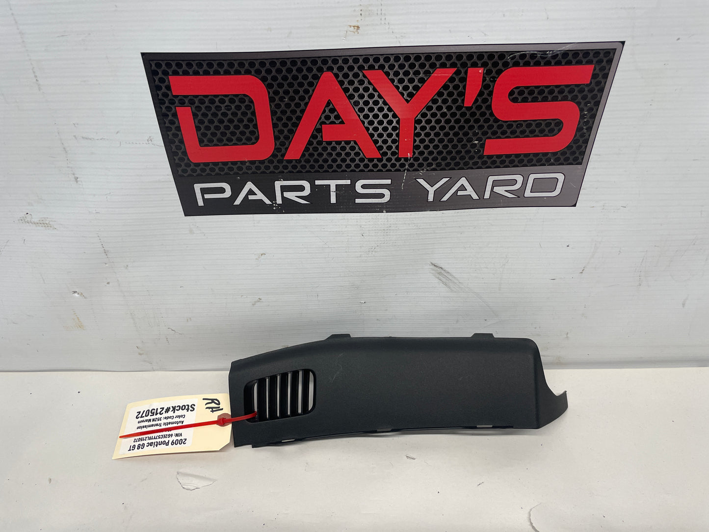 2009 Pontiac G8 RH Passenger Dash End Cap Trim Vent OEM - Day's Parts Yard