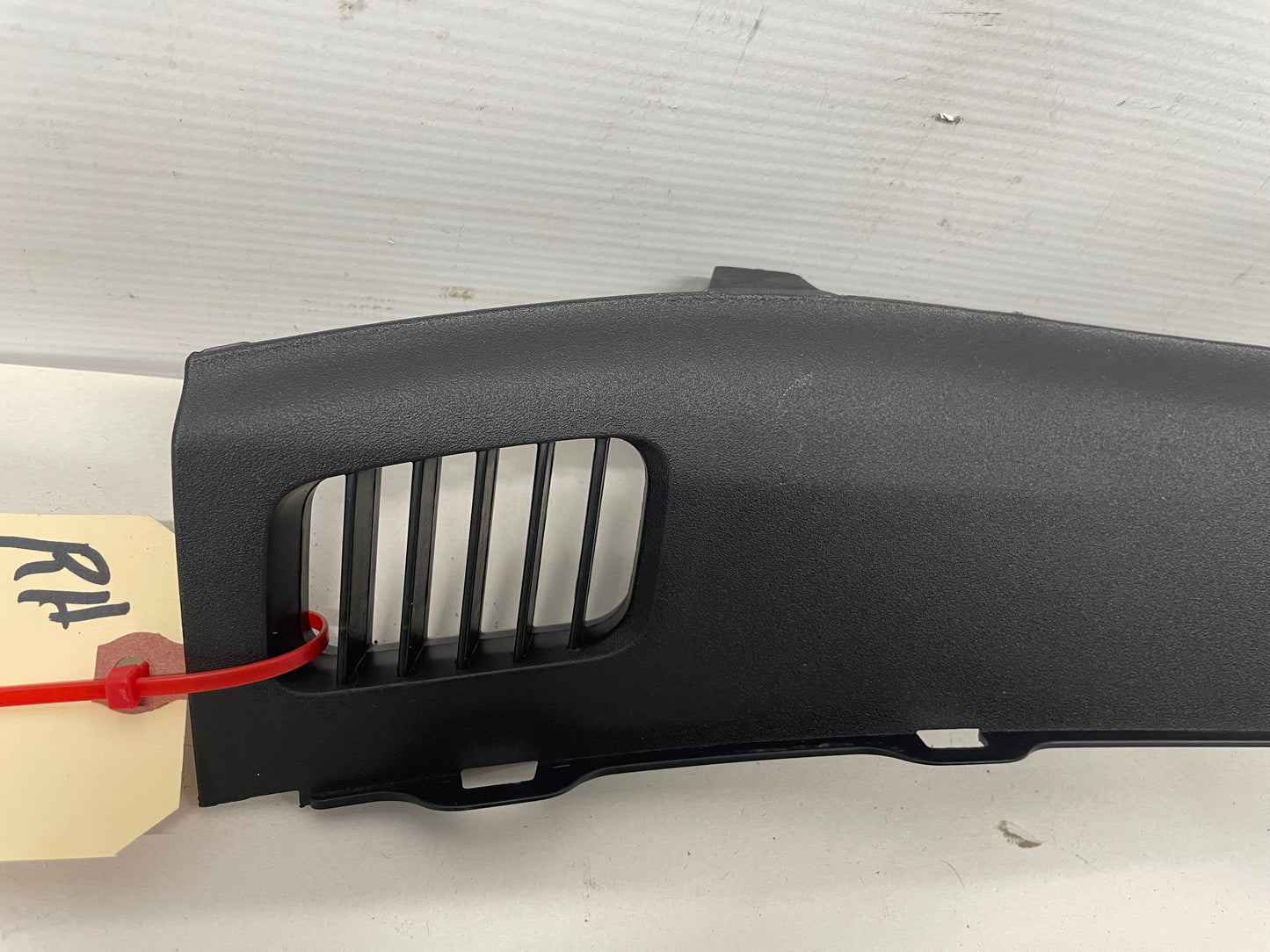 2009 Pontiac G8 RH Passenger Dash End Cap Trim Vent OEM - Day's Parts Yard