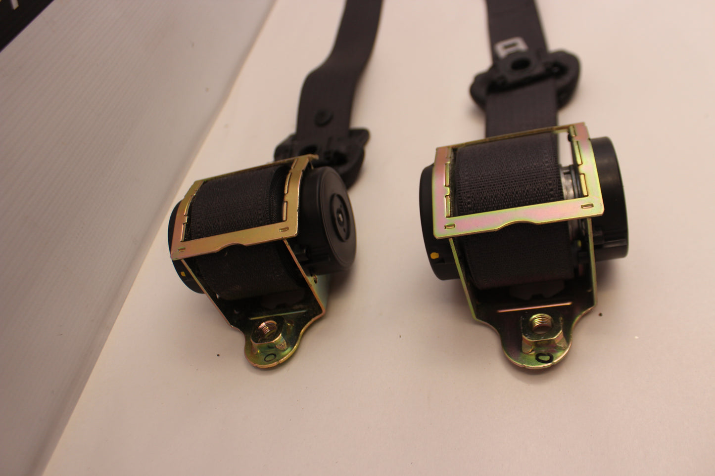 2006 Pontiac GTO RH & LH Front Seatbelt Retractors OEM - Day's Parts Yard