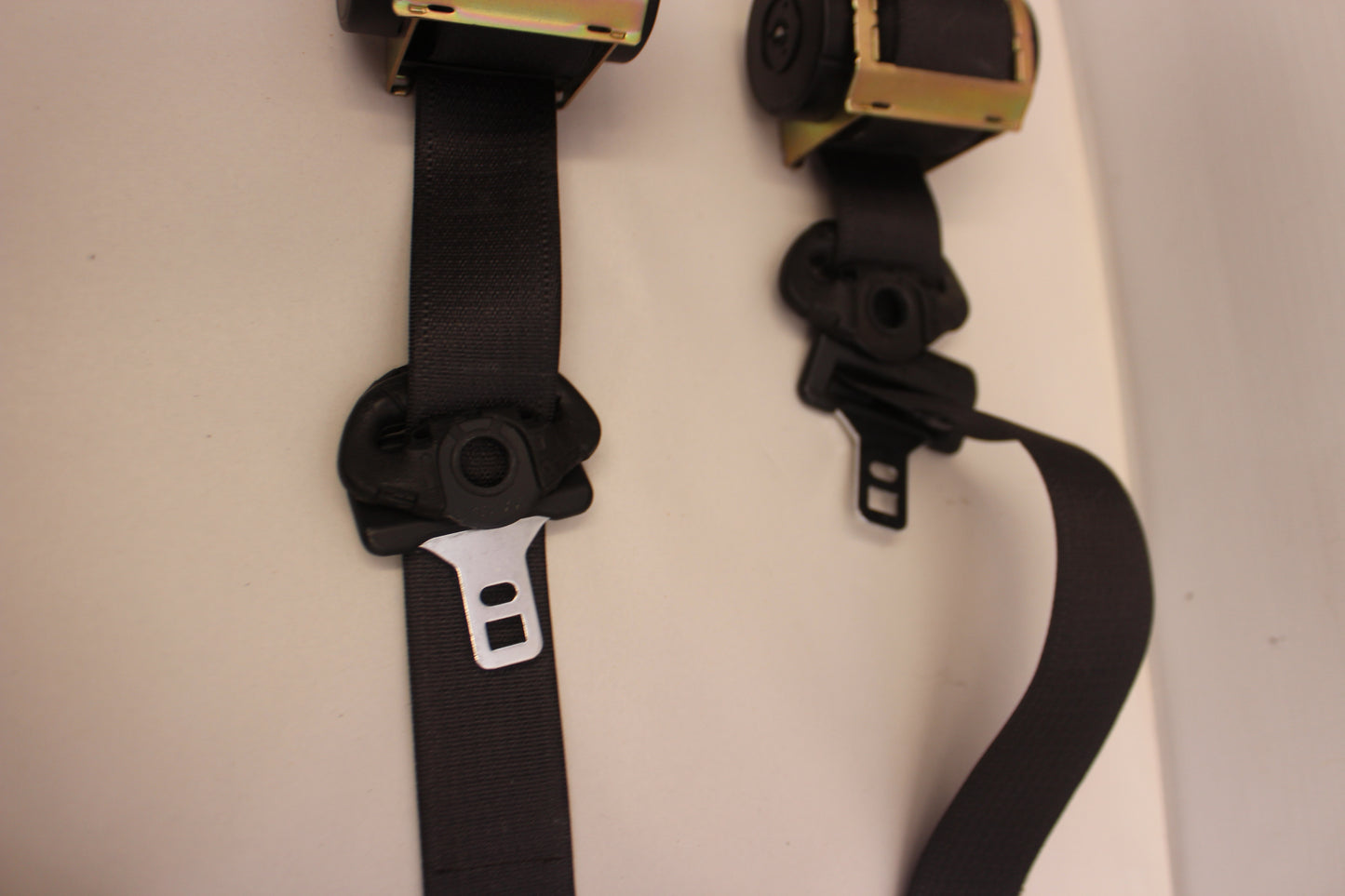 2006 Pontiac GTO RH & LH Front Seatbelt Retractors OEM - Day's Parts Yard