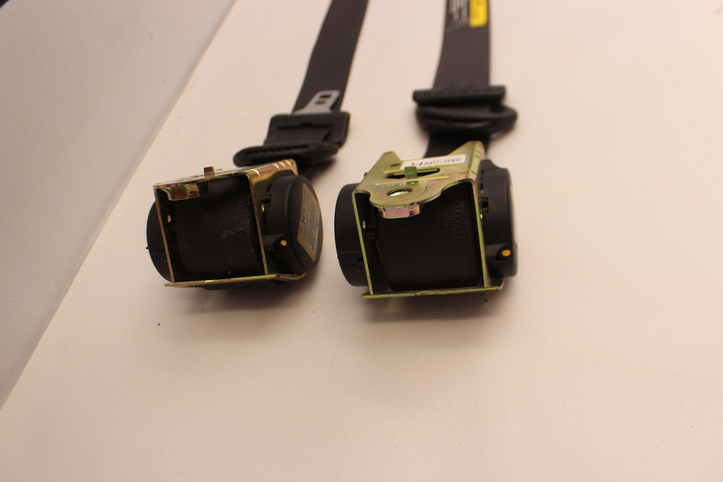 2006 Pontiac GTO RH & LH Front Seatbelt Retractors OEM - Day's Parts Yard