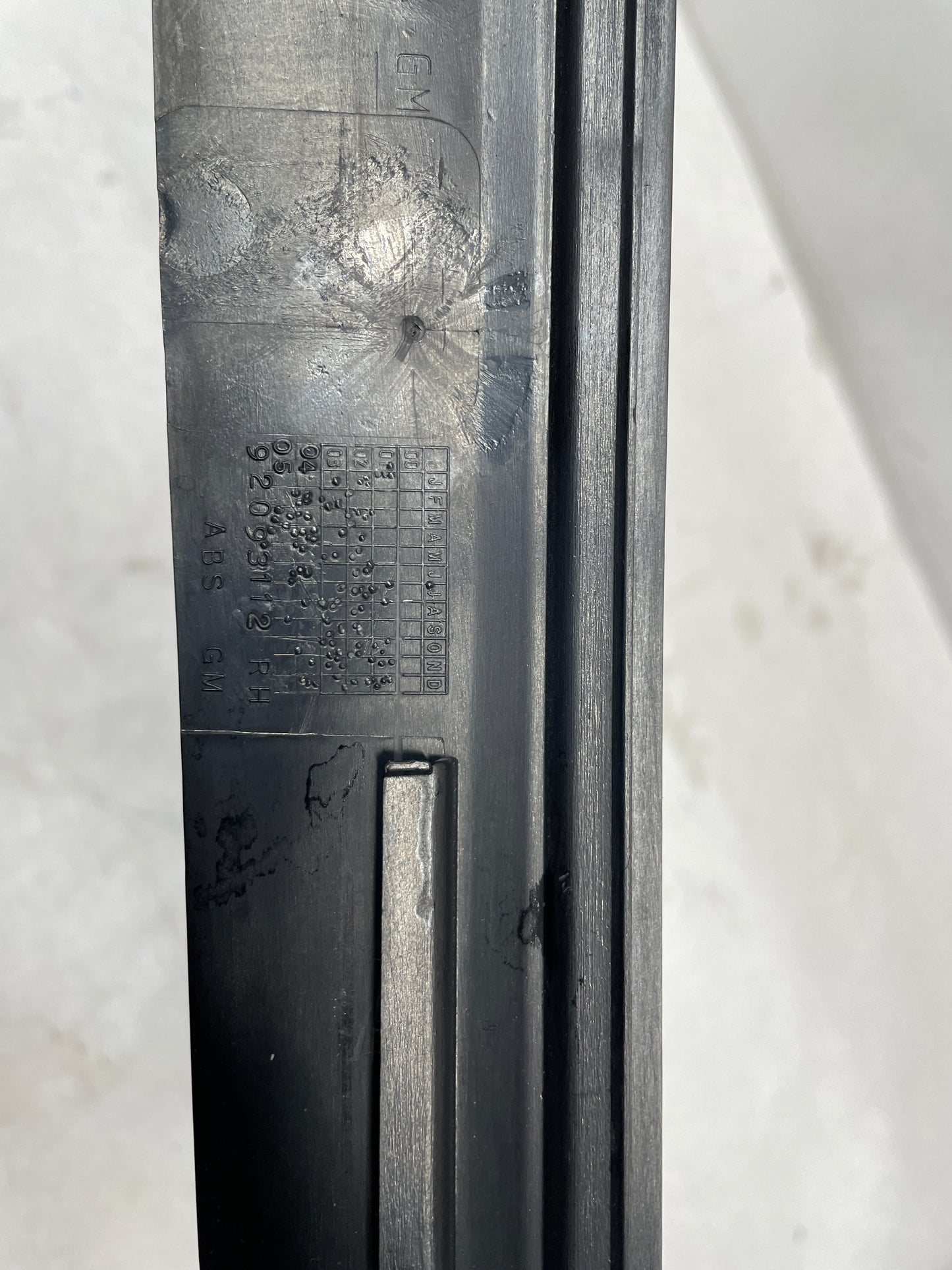 2006 Pontiac GTO RH Passenger Exterior B Pillar Window Trim Cover Applique Molding OEM - Day's Parts Yard