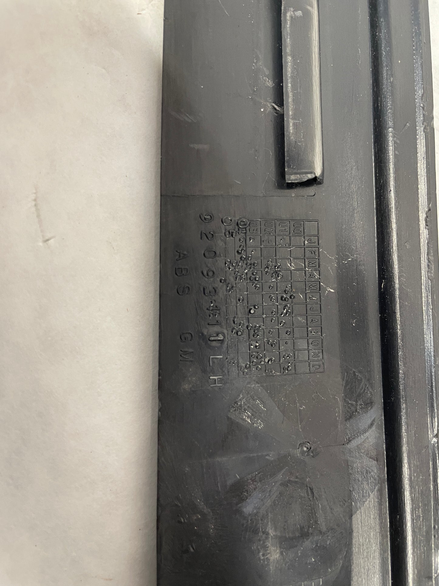 2006 Pontiac GTO LH Driver Exterior B Pillar Window Trim Applique Cover OEM - Day's Parts Yard