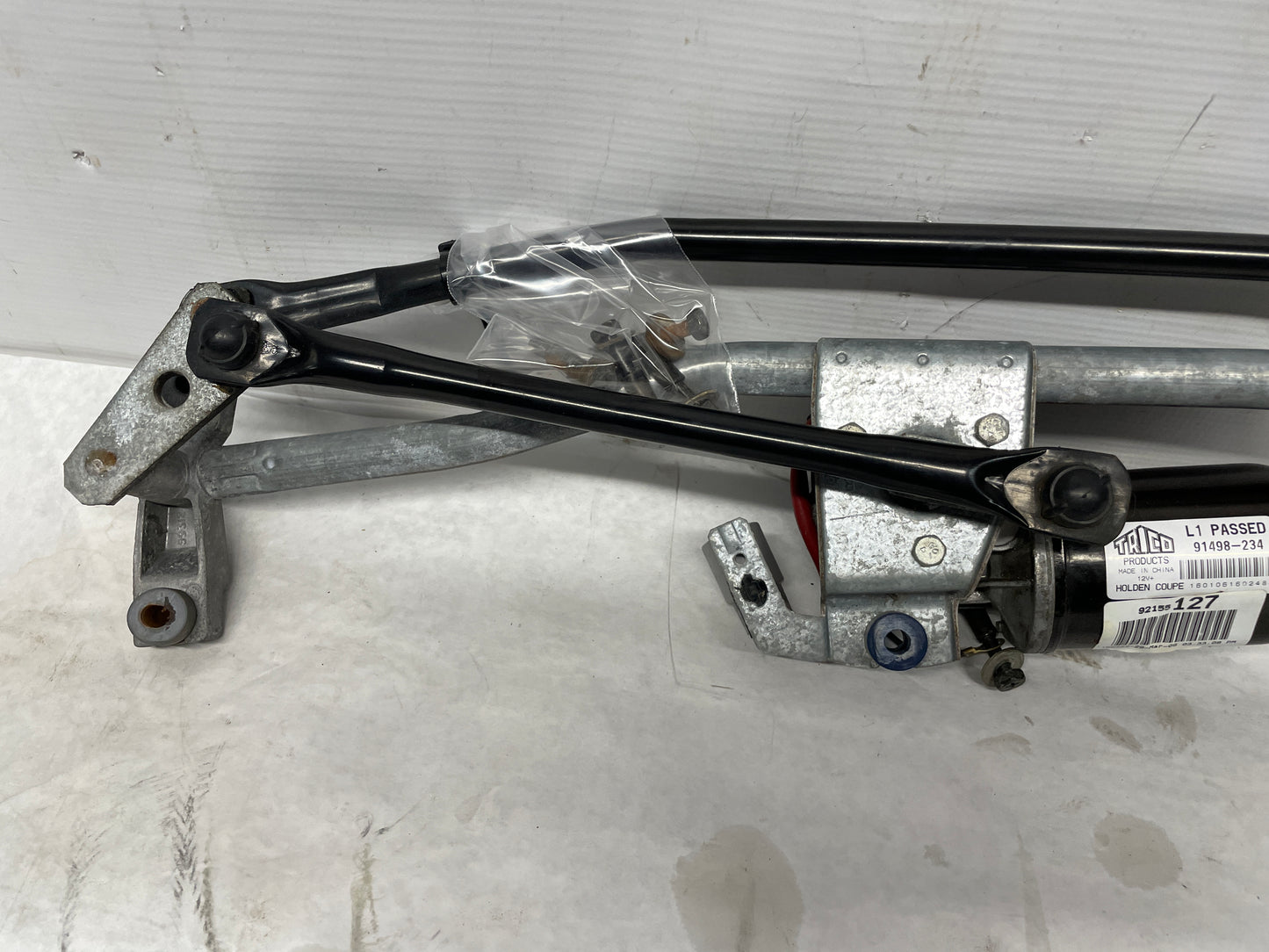 2006 Pontiac GTO Wiper Motor Transmission Linkage Assembly OEM - Day's Parts Yard