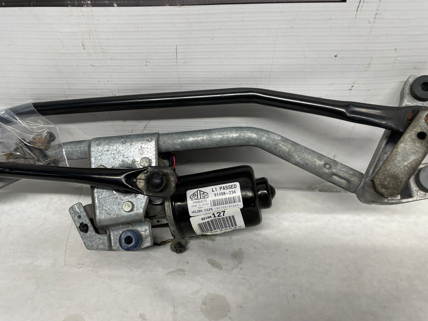 2006 Pontiac GTO Wiper Motor Transmission Linkage Assembly OEM - Day's Parts Yard