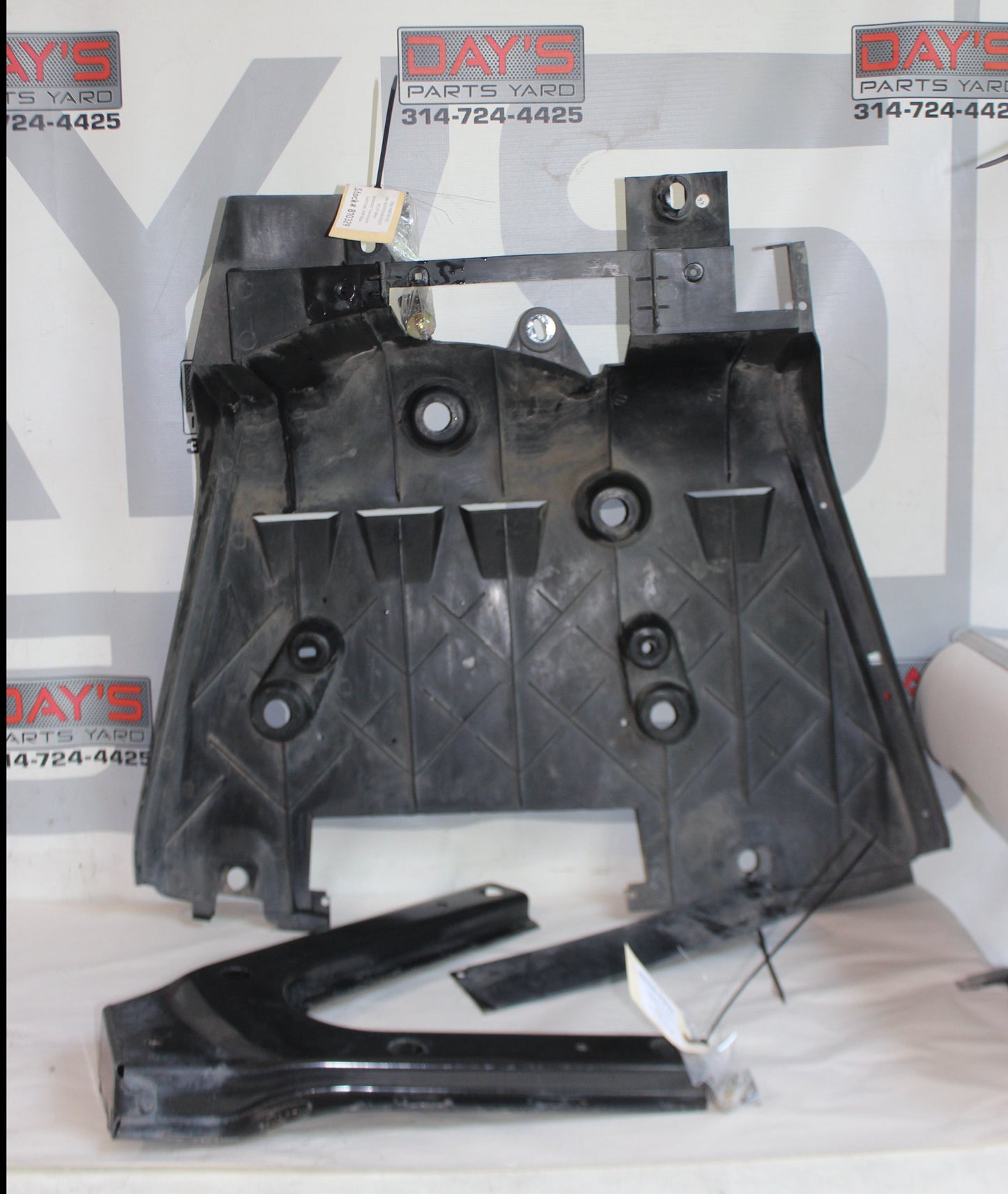 2006 Pontiac GTO Rear Air Deflector Differential Center Lower Body Cover OEM - Day's Parts Yard